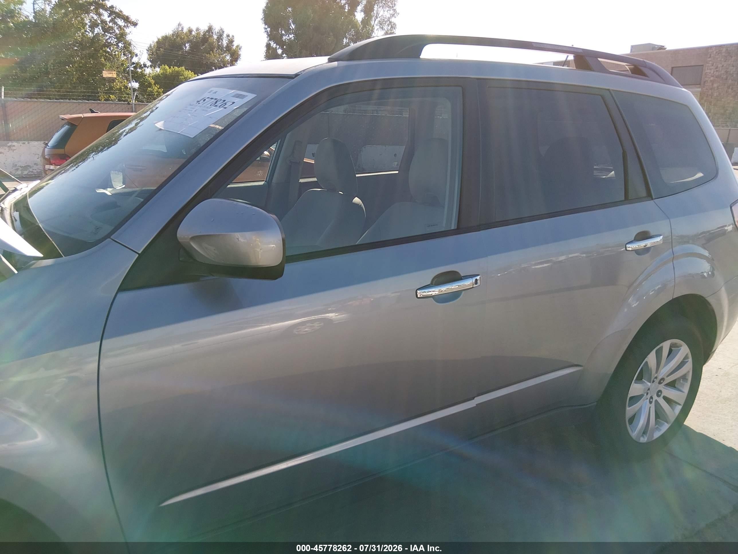 2011 Subaru Forester 2.5x Premium Серебряный vin: JF2SHADC7BH739898