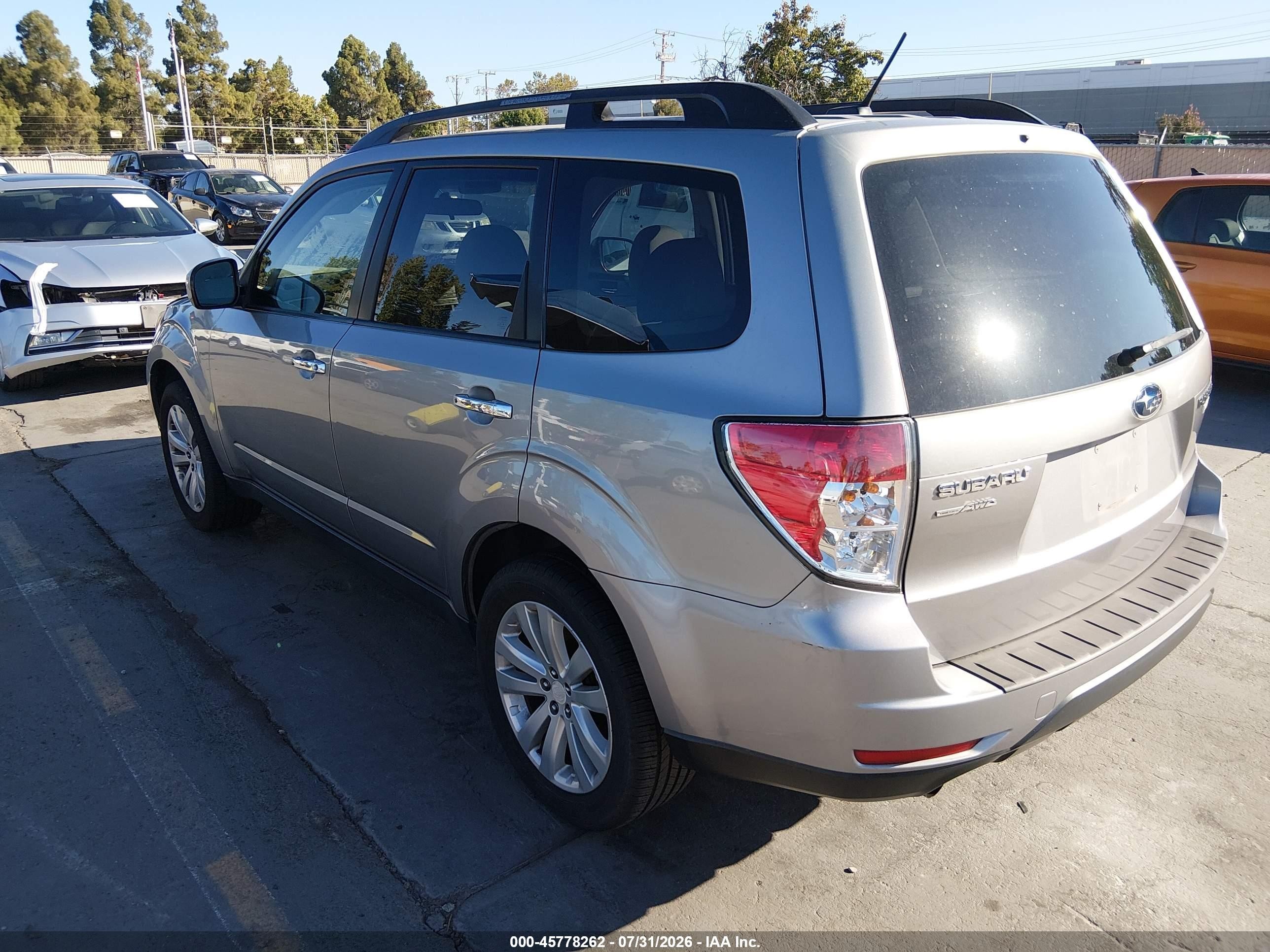 2011 Subaru Forester 2.5x Premium Серебряный vin: JF2SHADC7BH739898