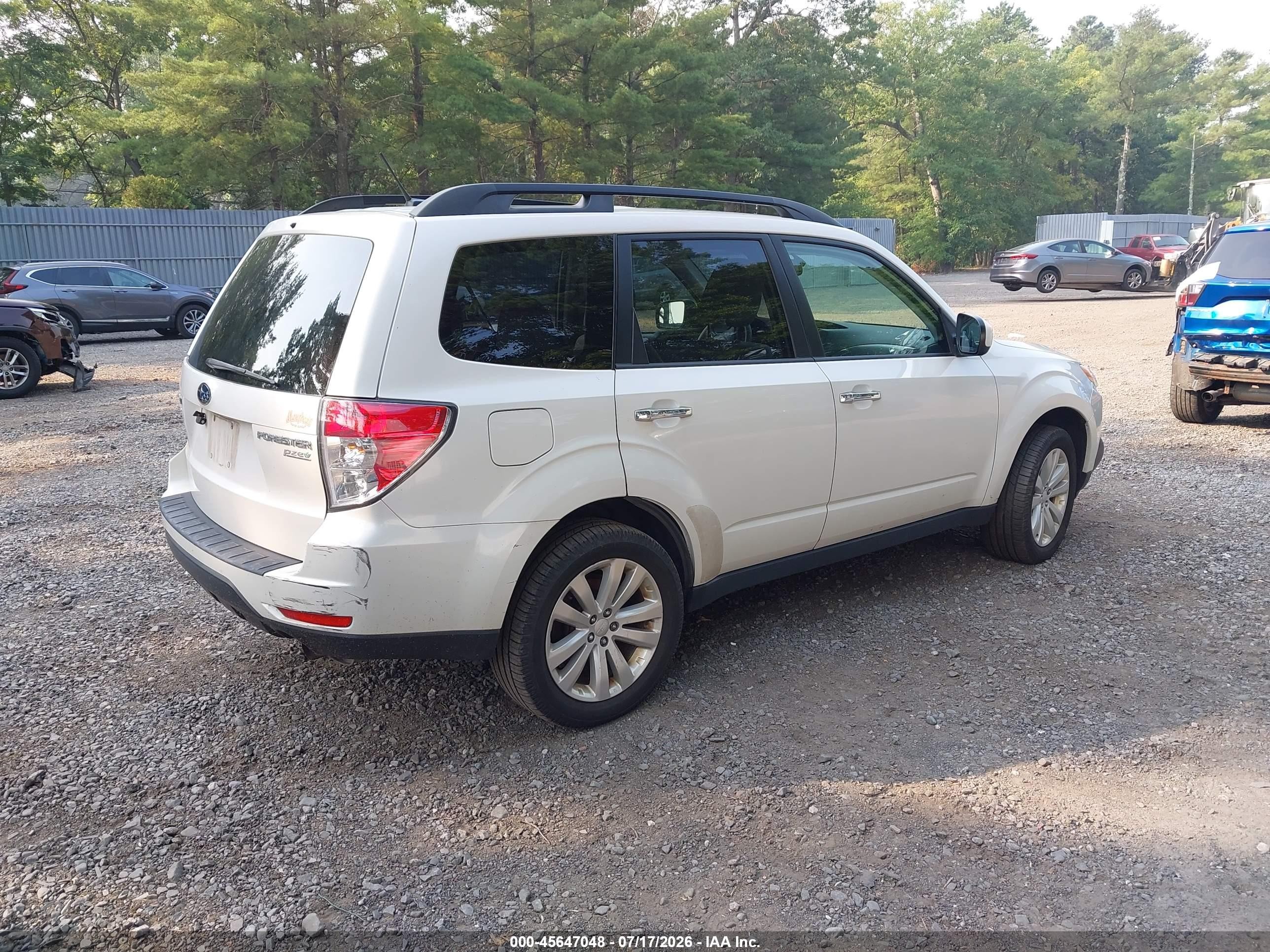 2012 Subaru Forester 2.5x Premium White vin: JF2SHADC7CH405002