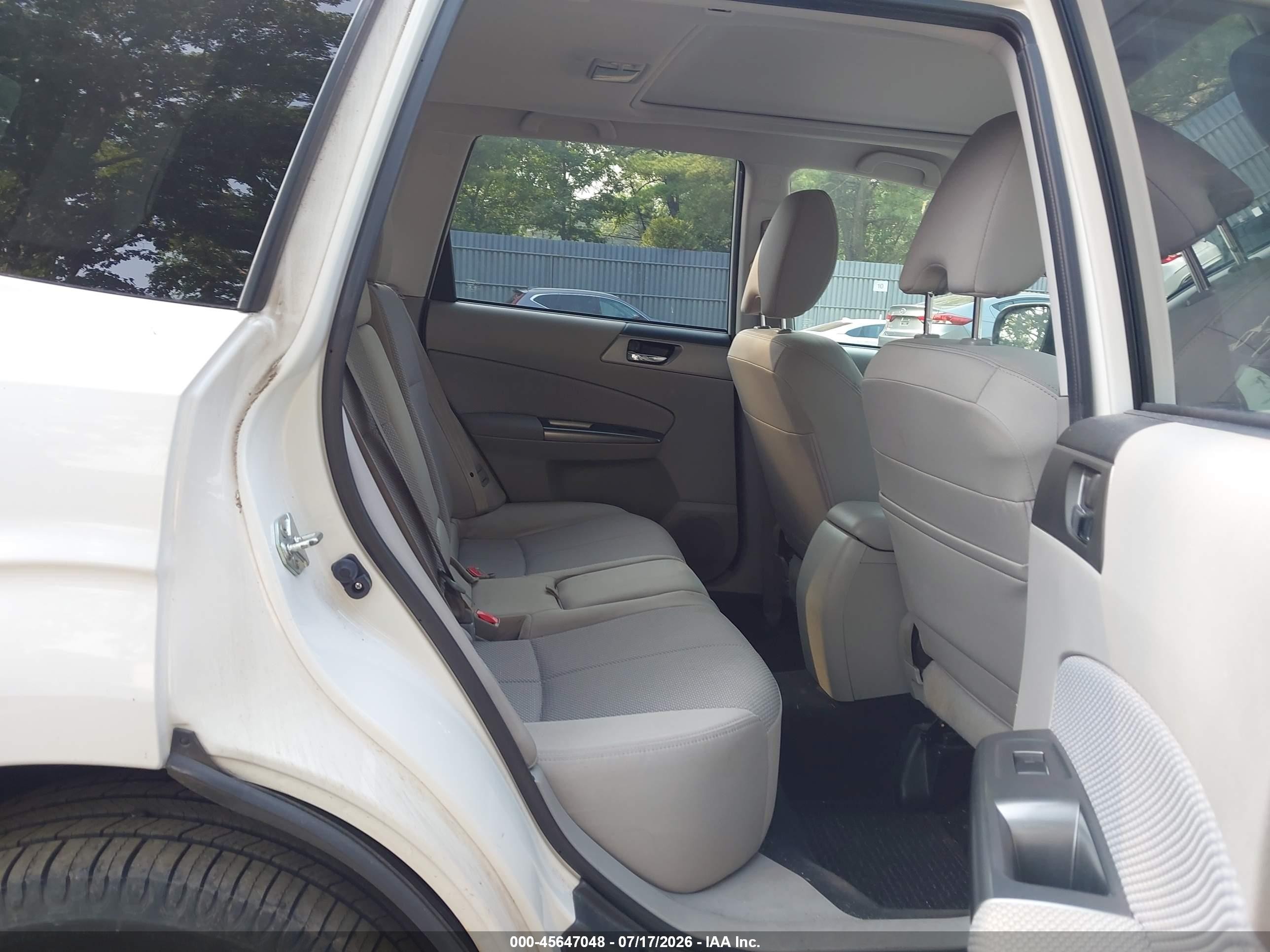 2012 Subaru Forester 2.5x Premium White vin: JF2SHADC7CH405002