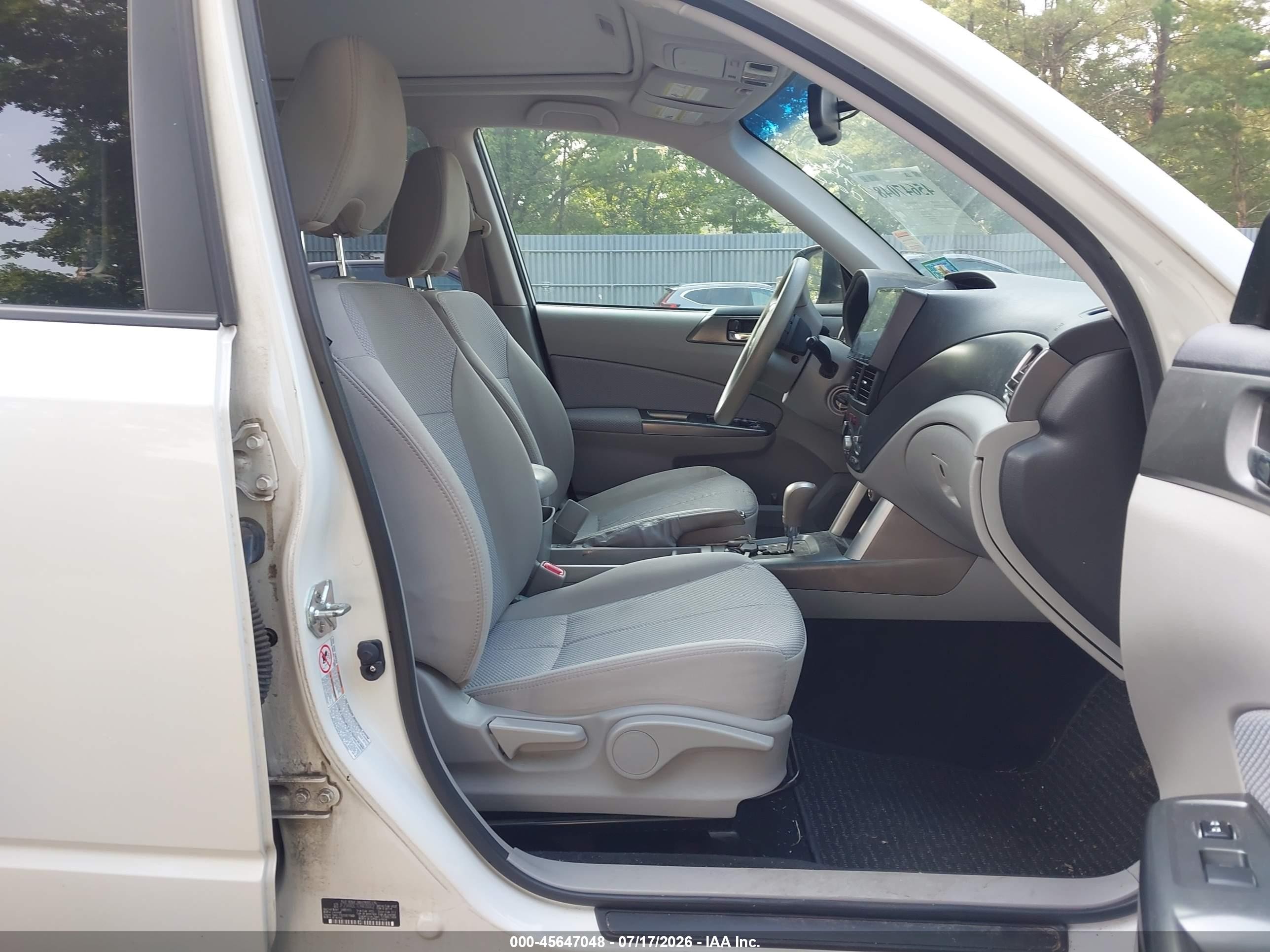 2012 Subaru Forester 2.5x Premium White vin: JF2SHADC7CH405002