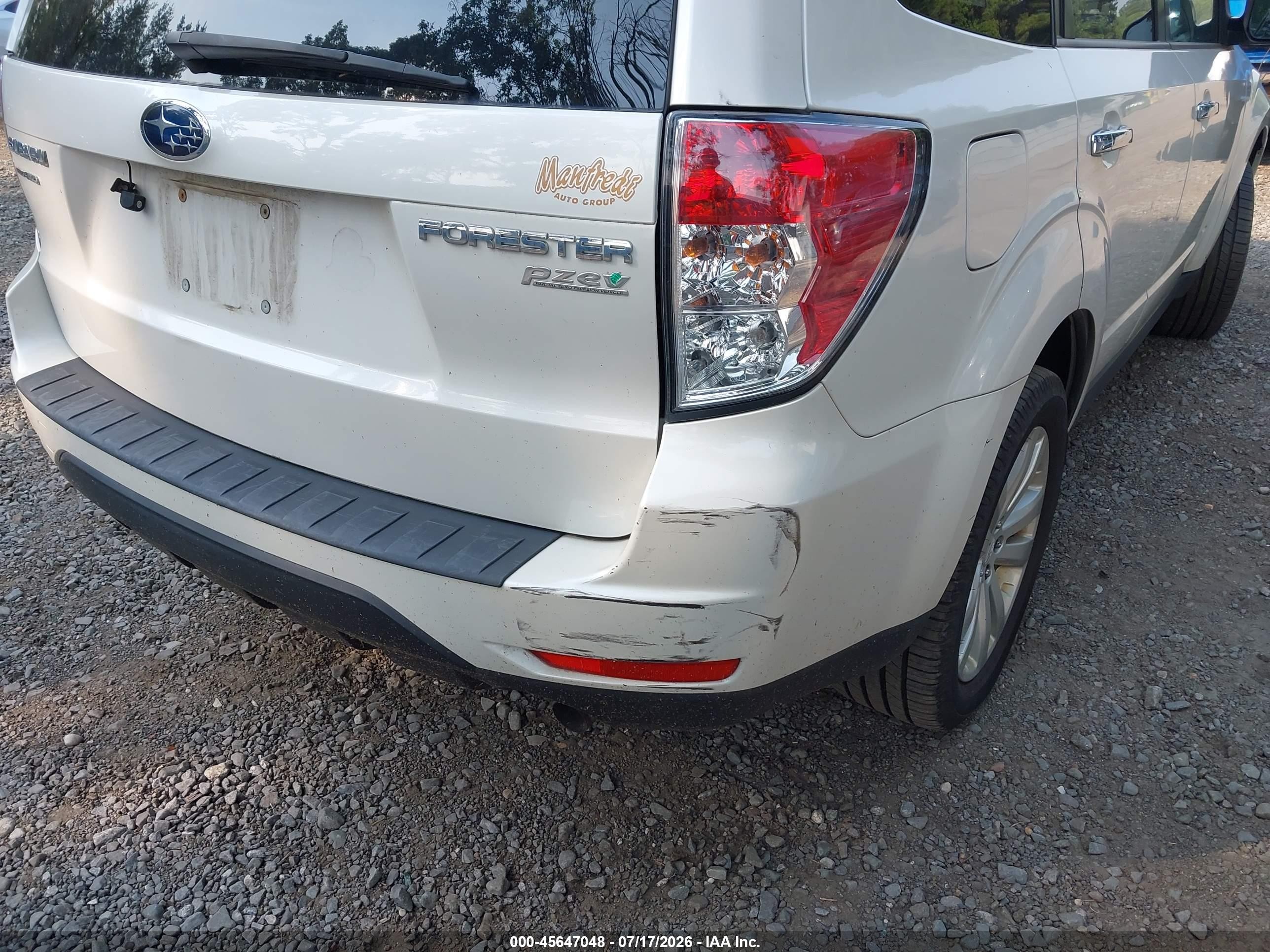 2012 Subaru Forester 2.5x Premium White vin: JF2SHADC7CH405002