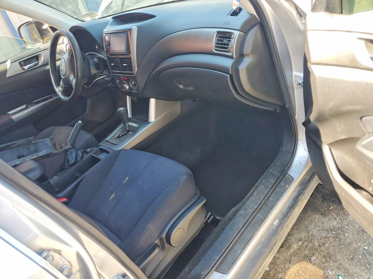 2012 Subaru Forester 2.5x Premium Серебряный vin: JF2SHADC7CH412595