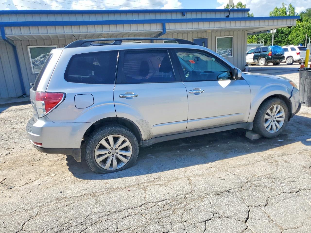2012 Subaru Forester 2.5x Premium Серебряный vin: JF2SHADC7CH412595