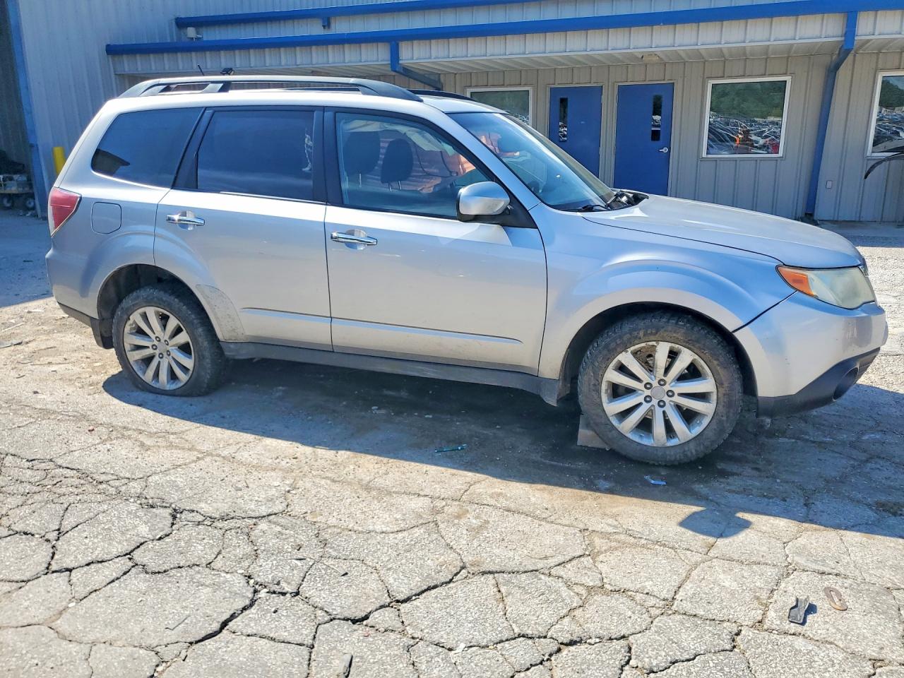 2012 Subaru Forester 2.5x Premium Серебряный vin: JF2SHADC7CH412595