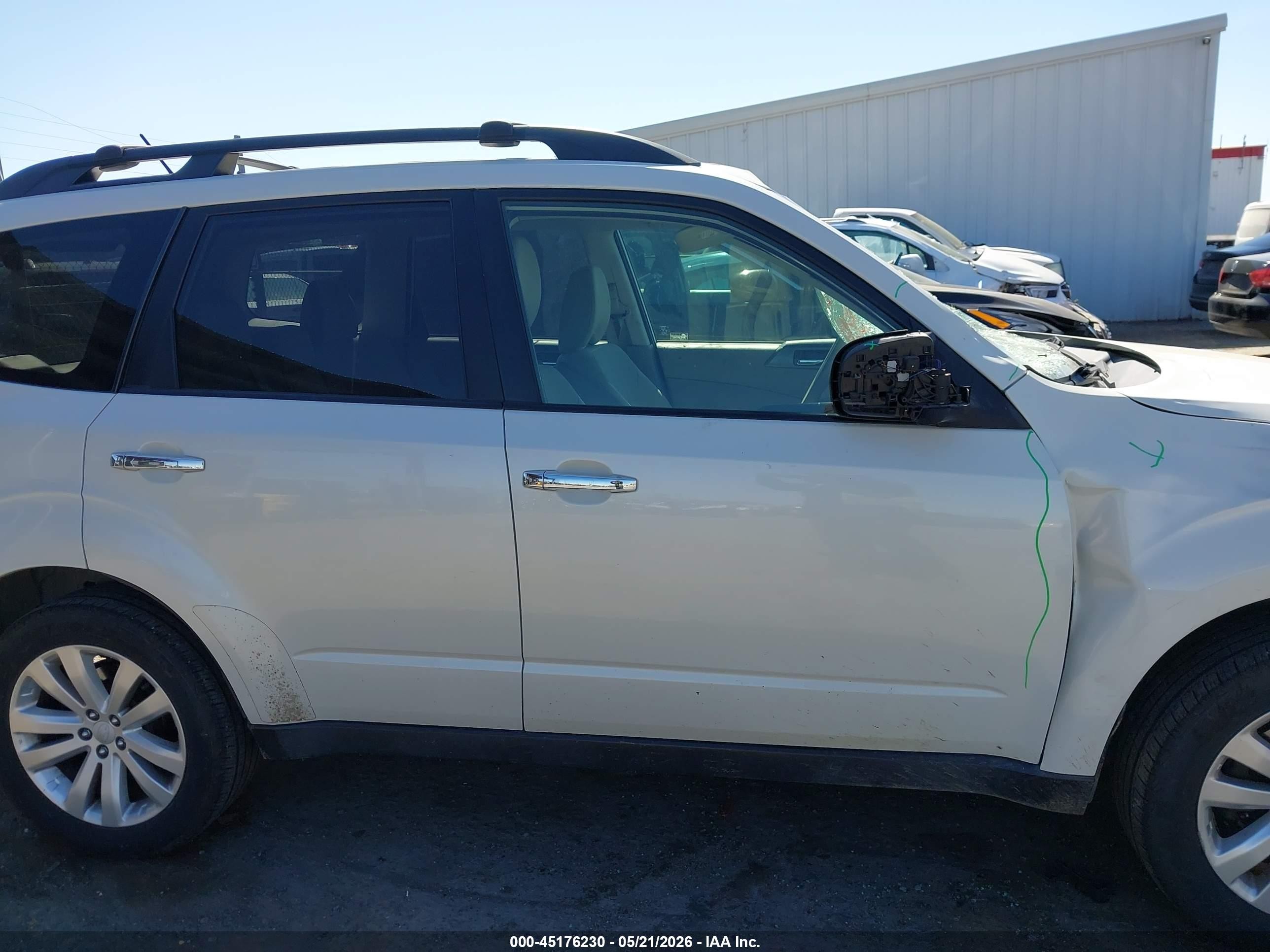 2013 Subaru Forester 2.5x Premium White vin: JF2SHADC7DG408487