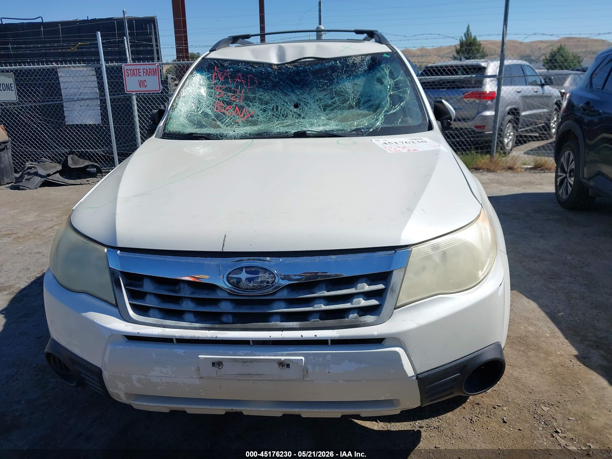 2013 Subaru Forester 2.5x Premium White vin: JF2SHADC7DG408487