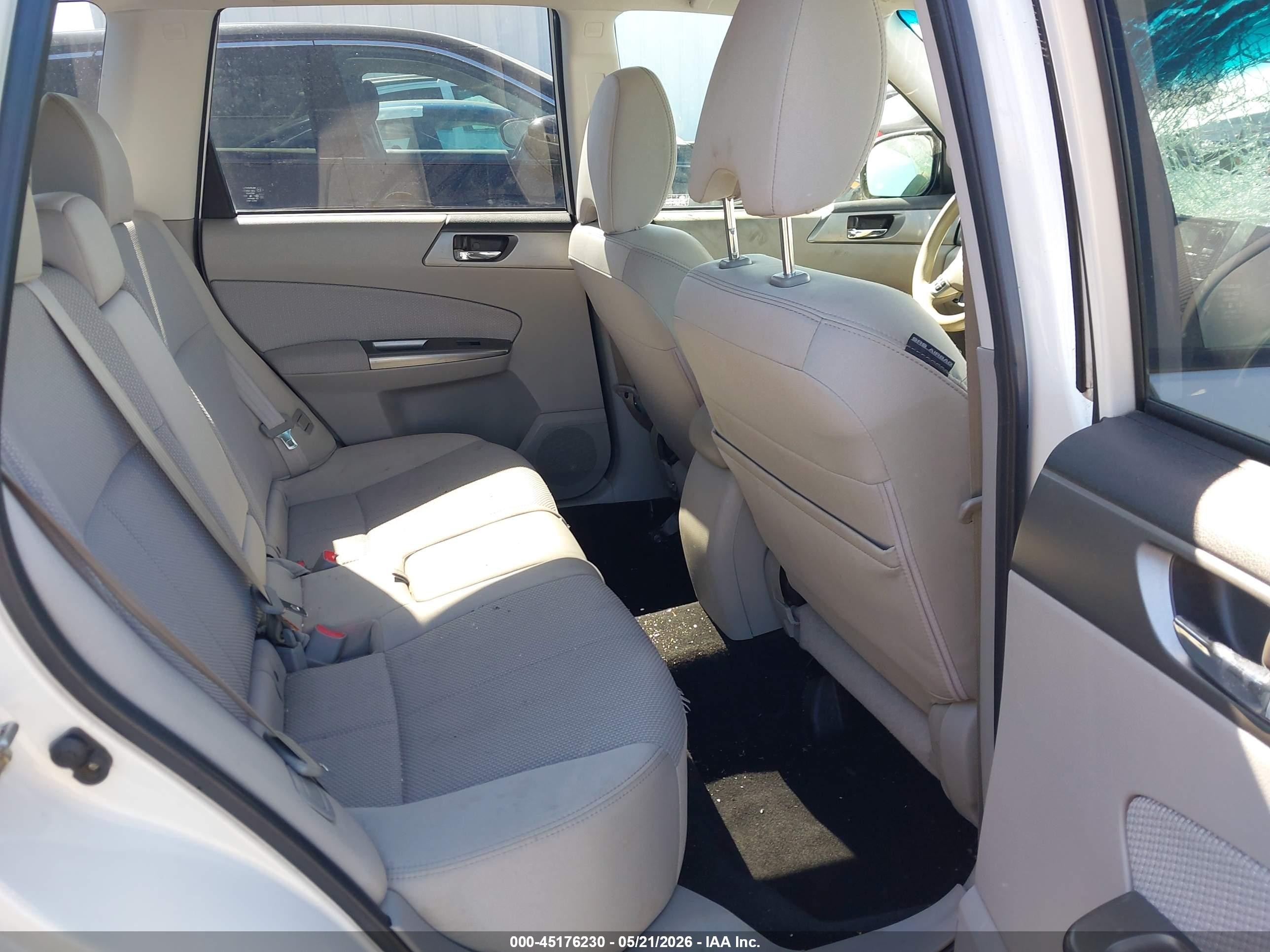 2013 Subaru Forester 2.5x Premium White vin: JF2SHADC7DG408487