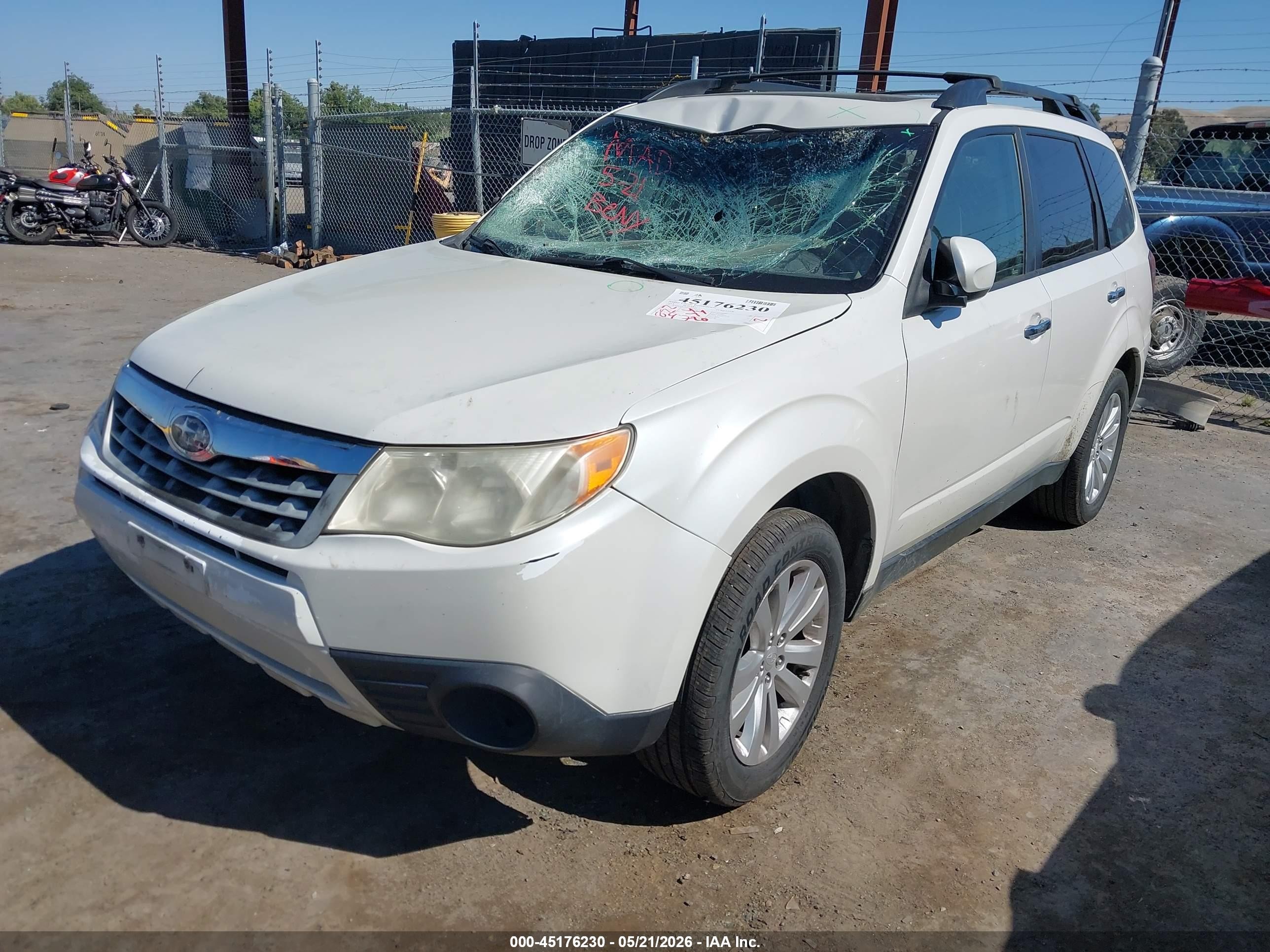 2013 Subaru Forester 2.5x Premium White vin: JF2SHADC7DG408487