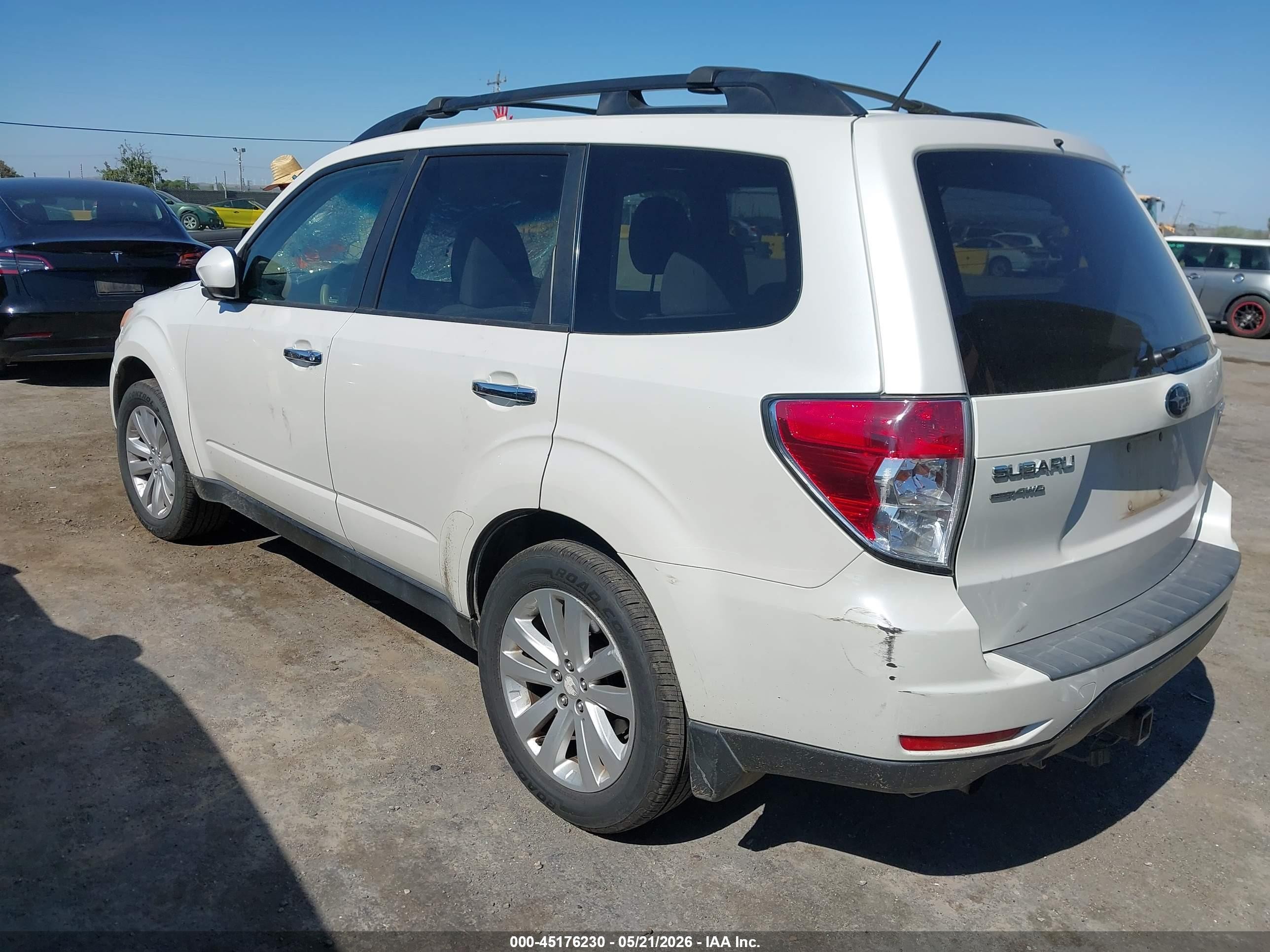 2013 Subaru Forester 2.5x Premium White vin: JF2SHADC7DG408487