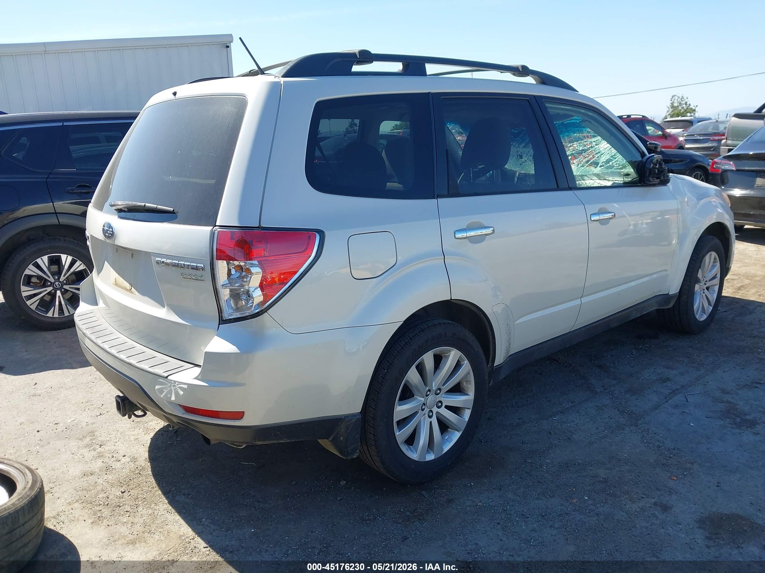 2013 Subaru Forester 2.5x Premium White vin: JF2SHADC7DG408487