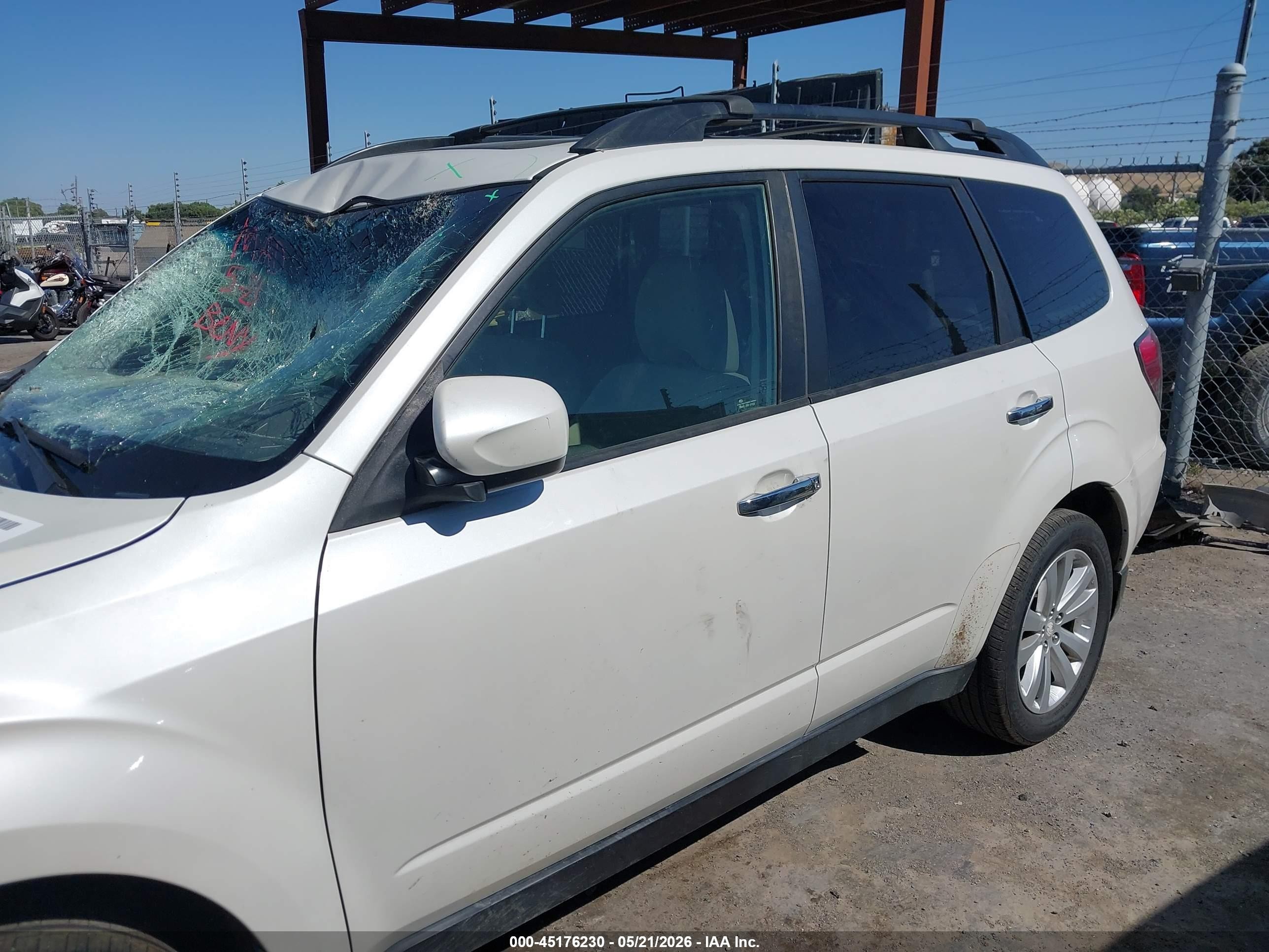 2013 Subaru Forester 2.5x Premium White vin: JF2SHADC7DG408487