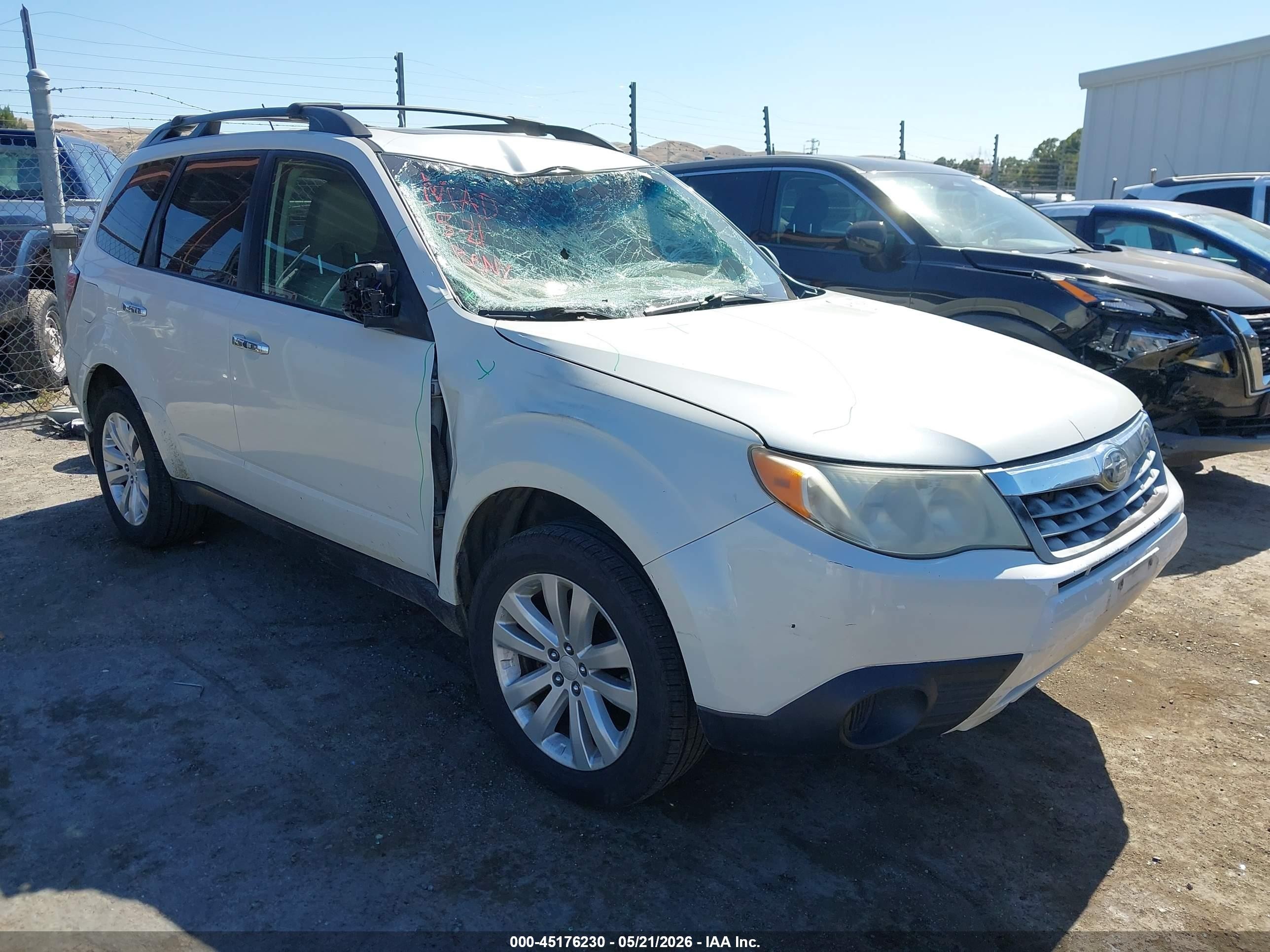 2013 Subaru Forester 2.5x Premium White vin: JF2SHADC7DG408487