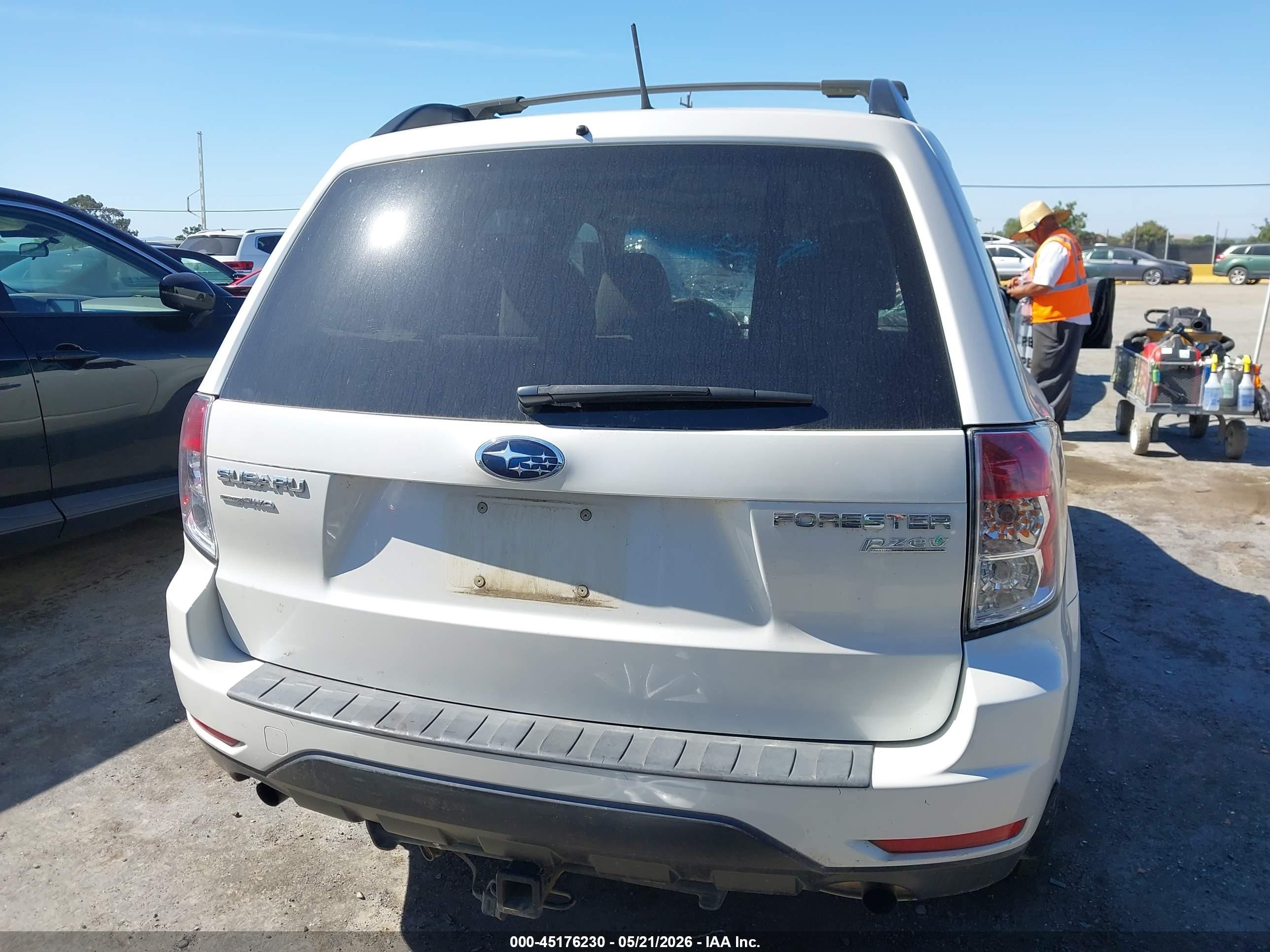 2013 Subaru Forester 2.5x Premium White vin: JF2SHADC7DG408487
