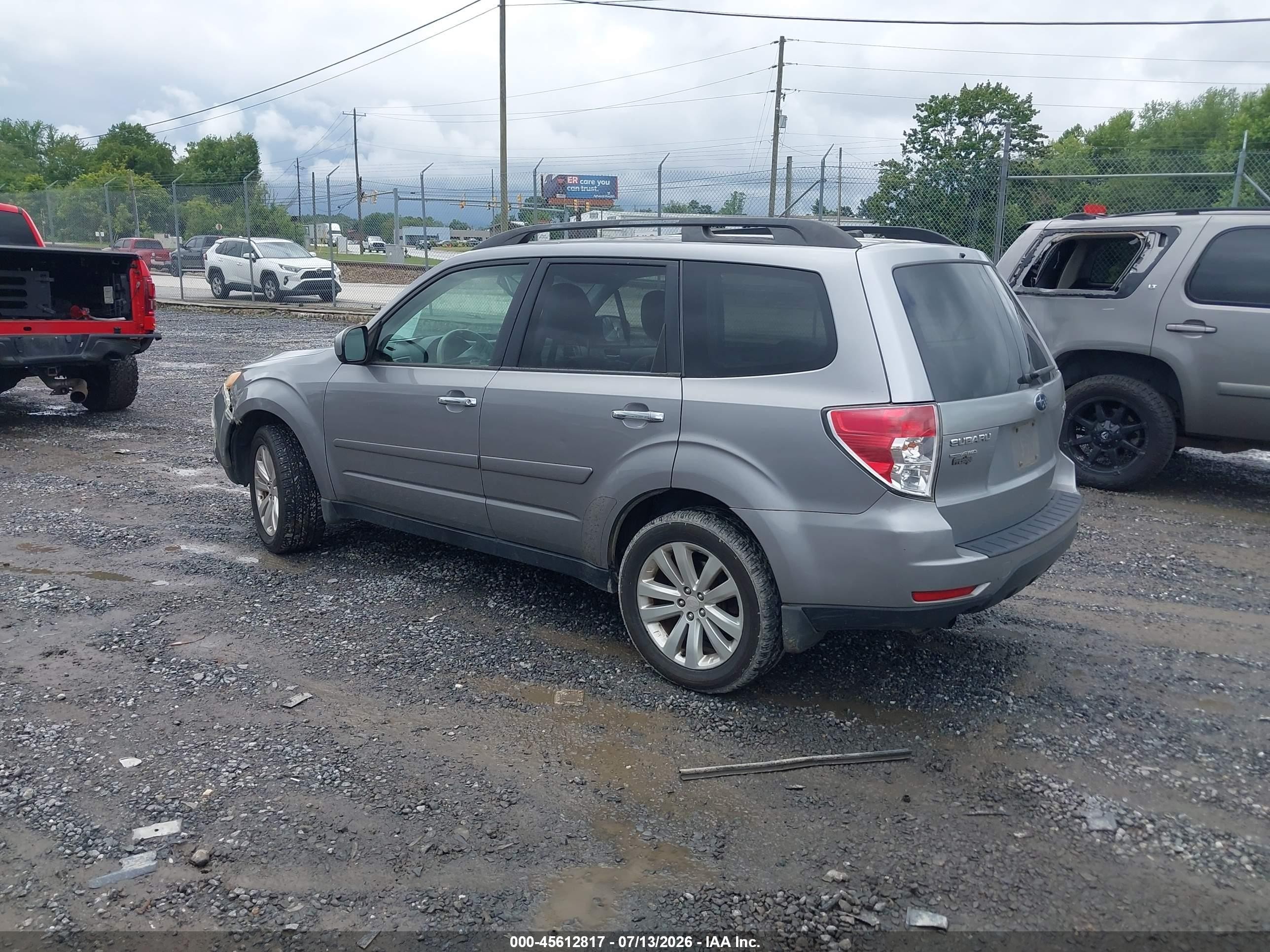 2011 Subaru Forester 2.5x Premium Silver vin: JF2SHADC8BH747301
