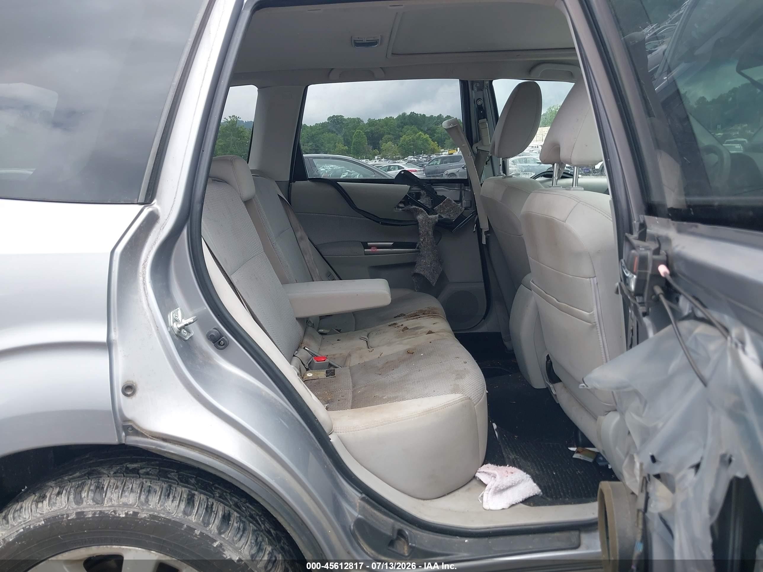 2011 Subaru Forester 2.5x Premium Silver vin: JF2SHADC8BH747301