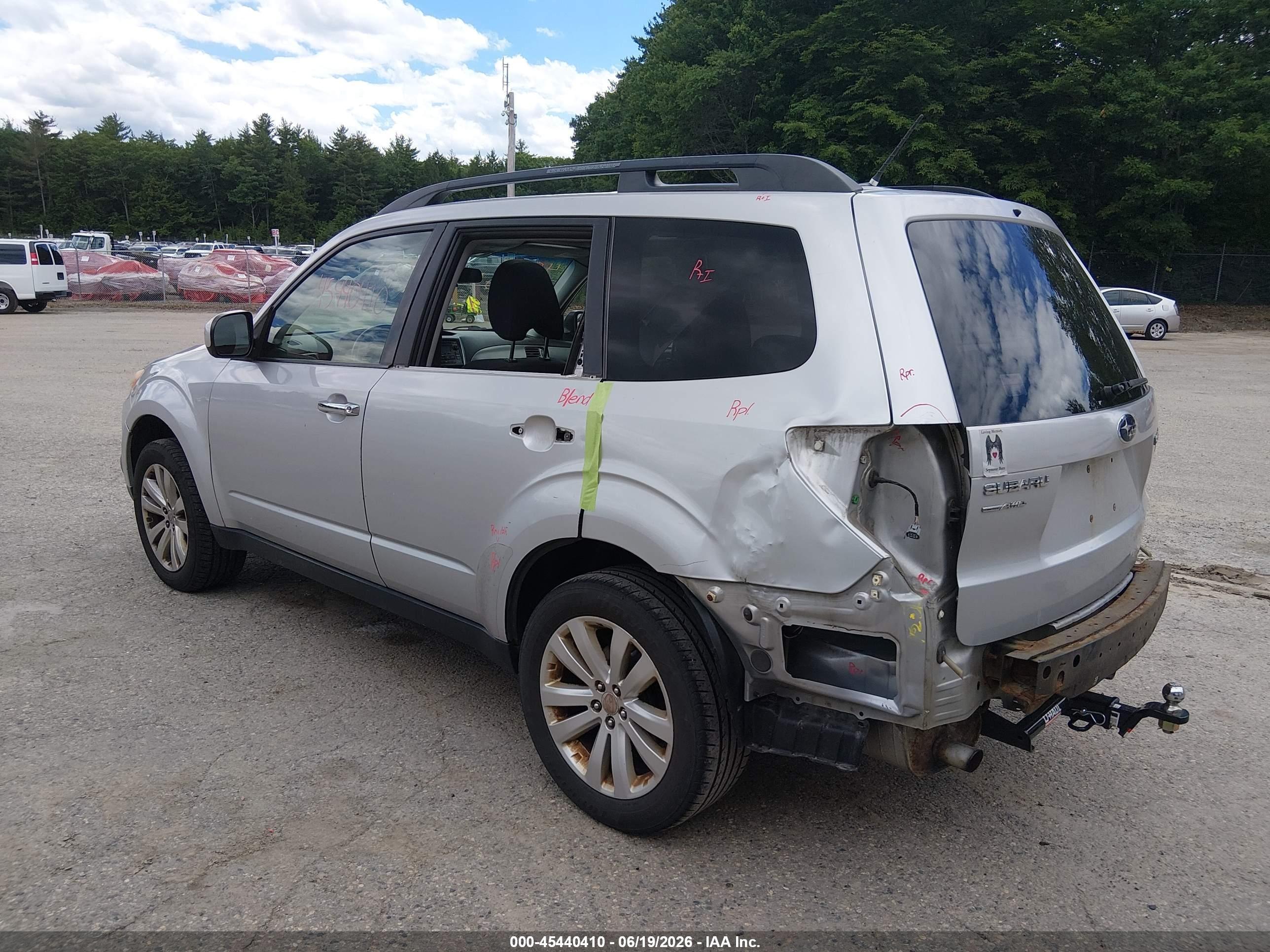 2011 Subaru Forester 2.5x Premium Серебряный vin: JF2SHADC8BH749047