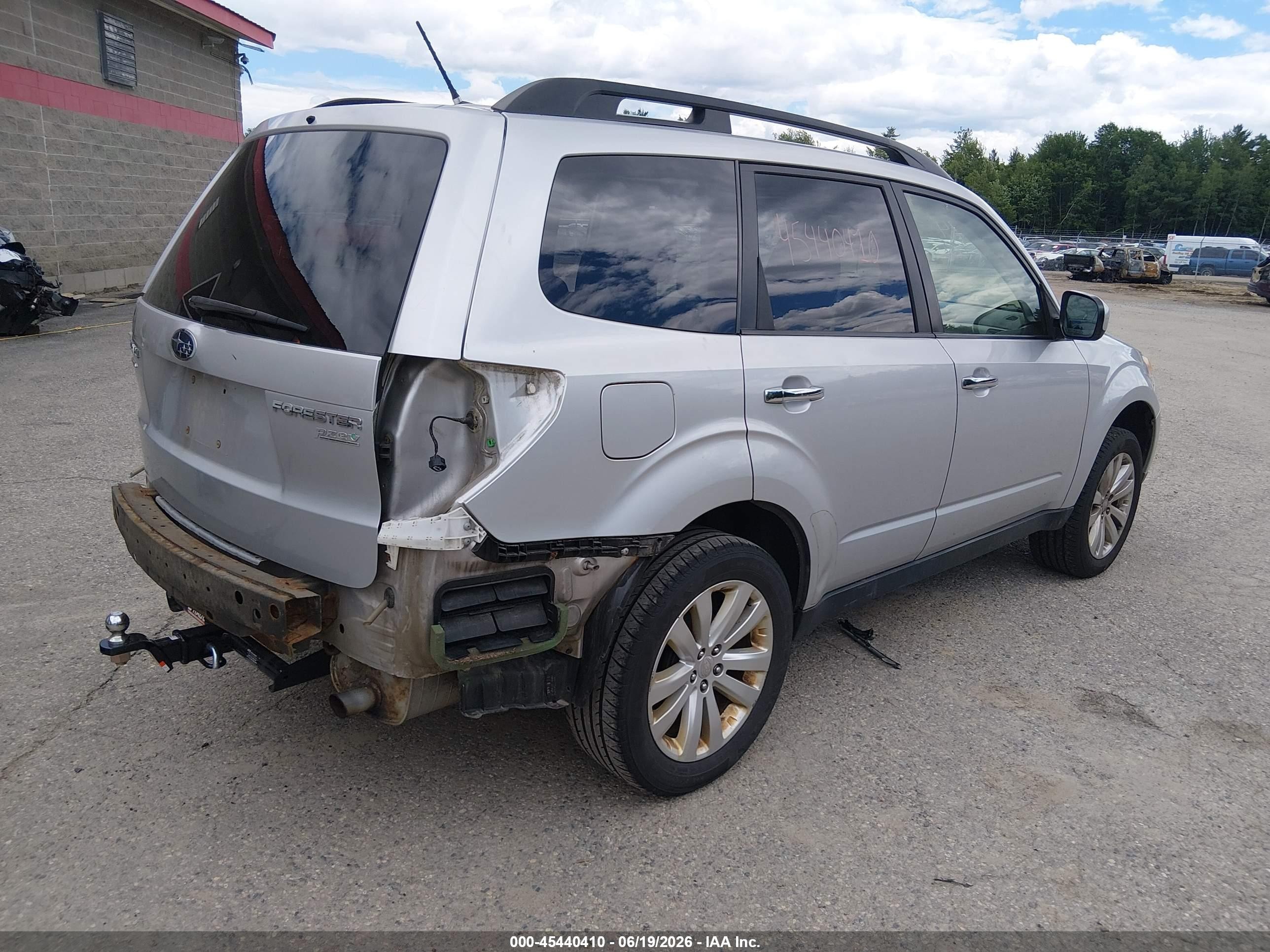 2011 Subaru Forester 2.5x Premium Серебряный vin: JF2SHADC8BH749047