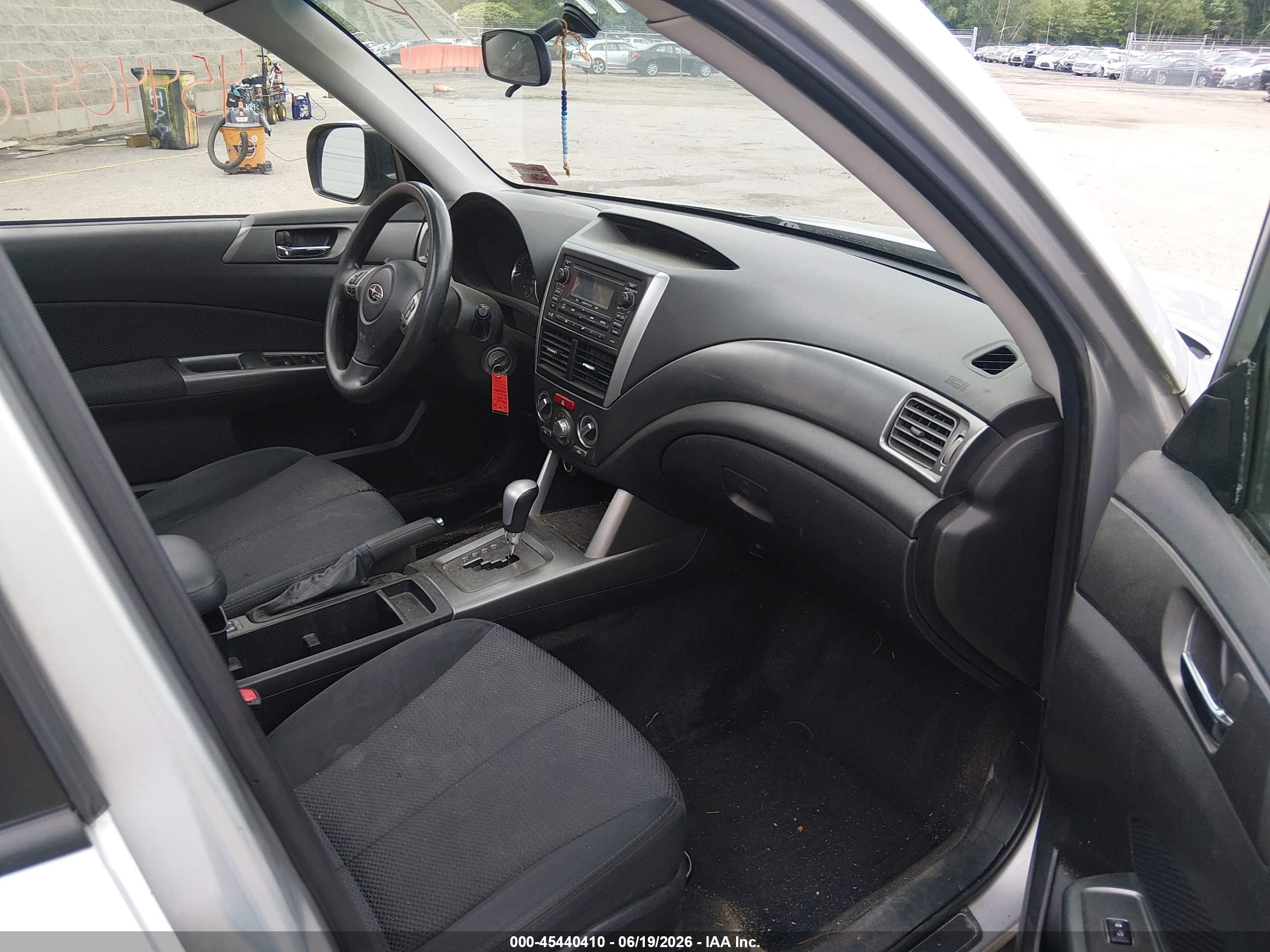 2011 Subaru Forester 2.5x Premium Серебряный vin: JF2SHADC8BH749047