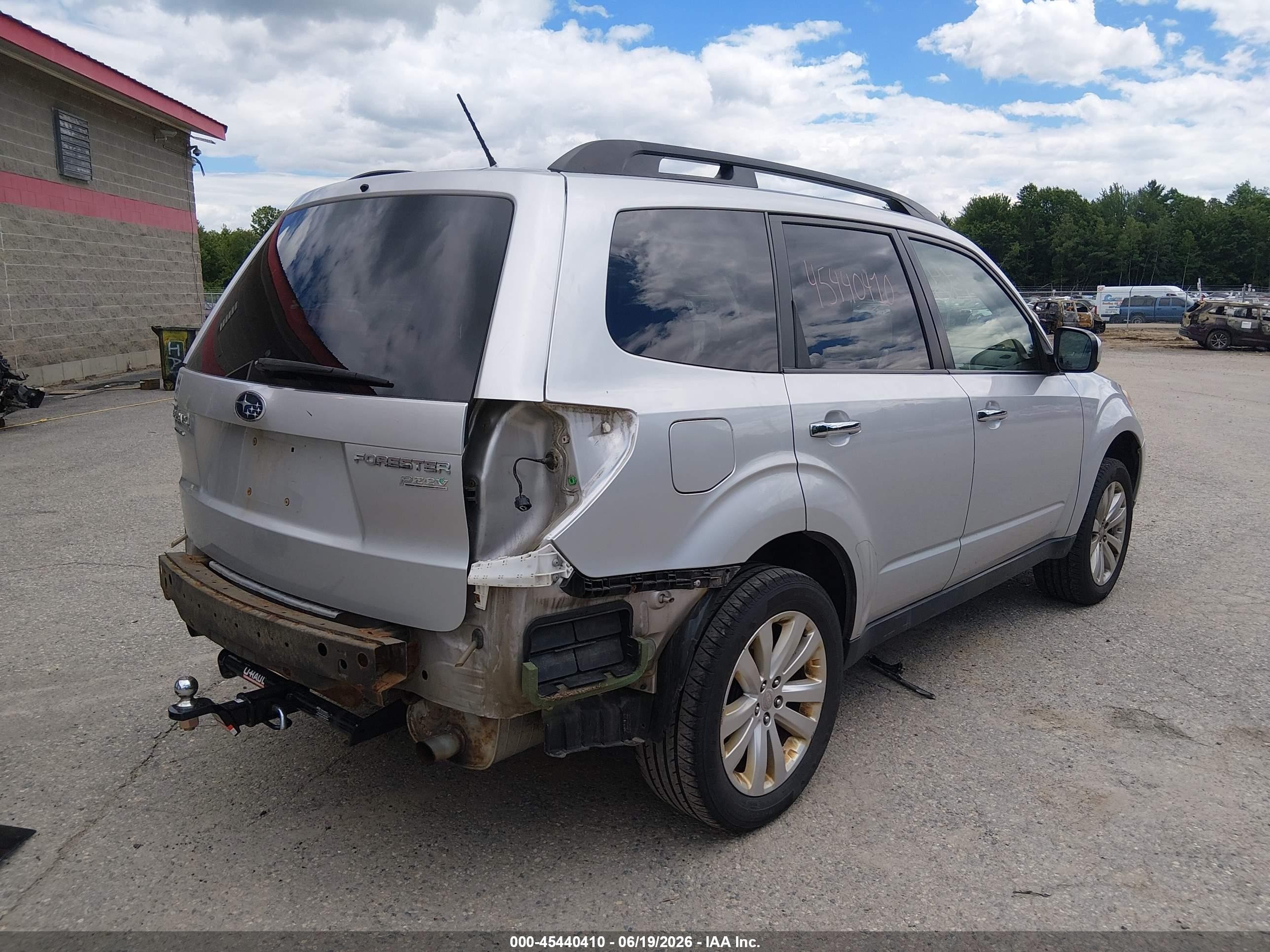2011 Subaru Forester 2.5x Premium Серебряный vin: JF2SHADC8BH749047