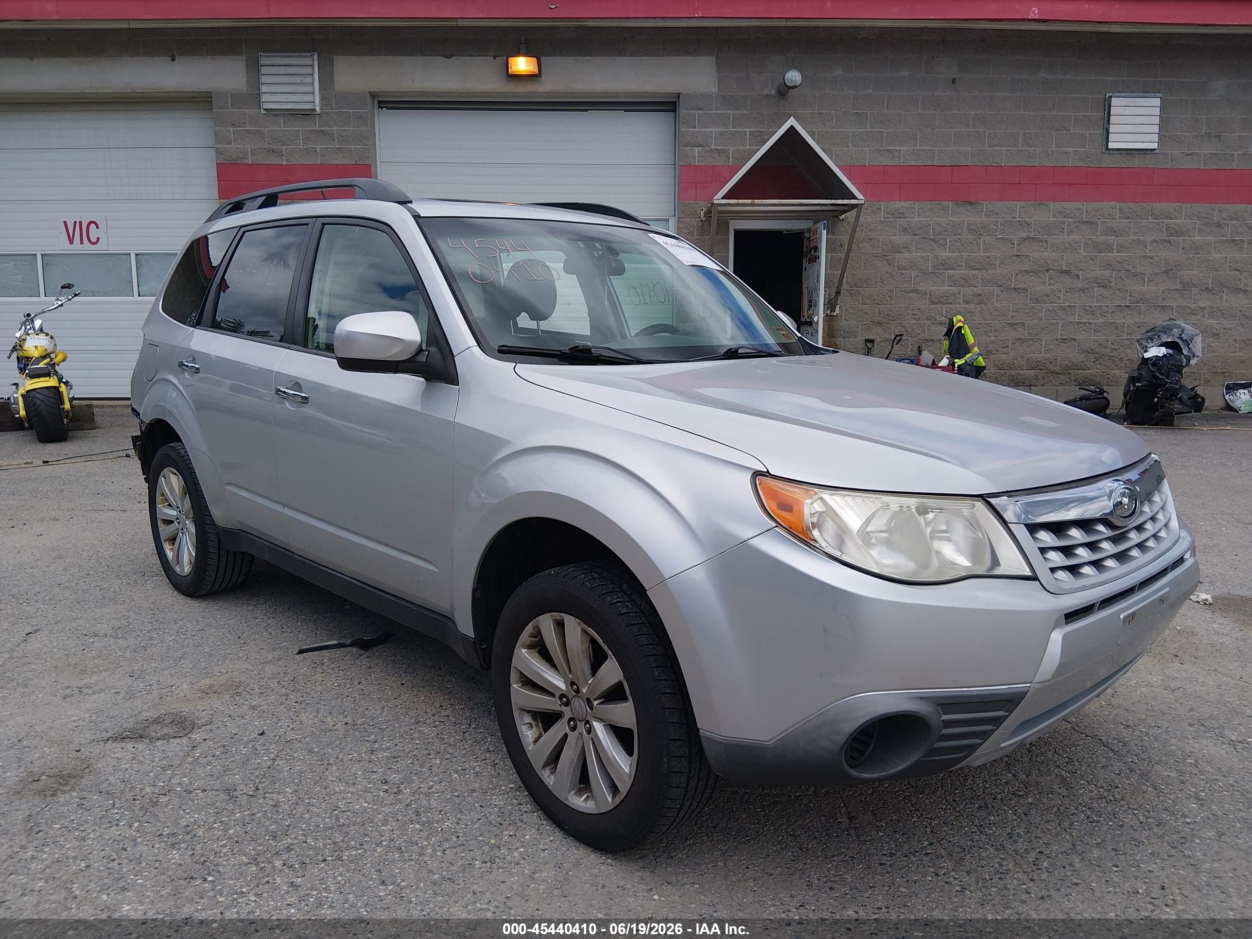 2011 Subaru Forester 2.5x Premium Серебряный vin: JF2SHADC8BH749047