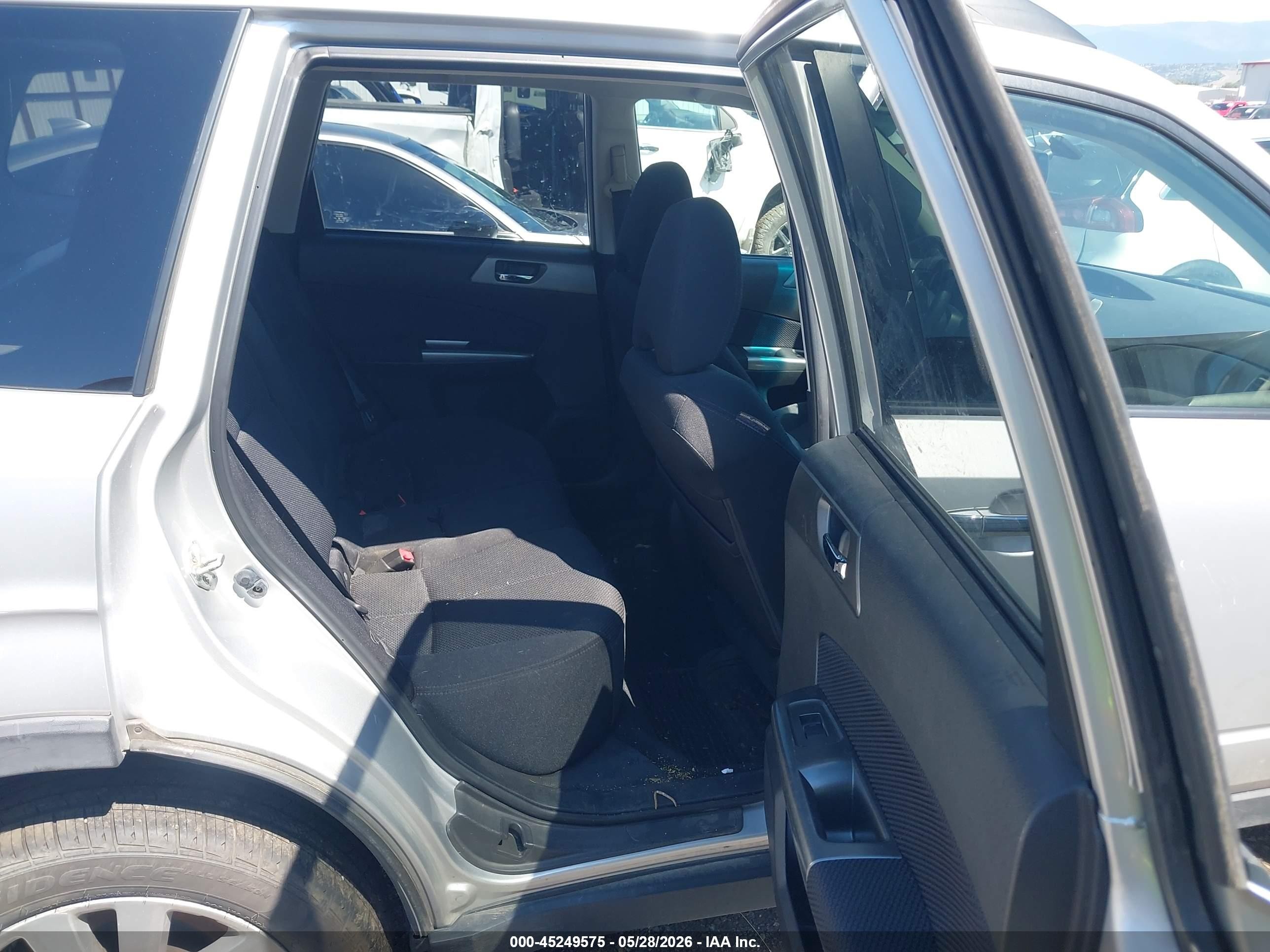 2011 Subaru Forester 2.5x Premium Silver vin: JF2SHADC8BH770724