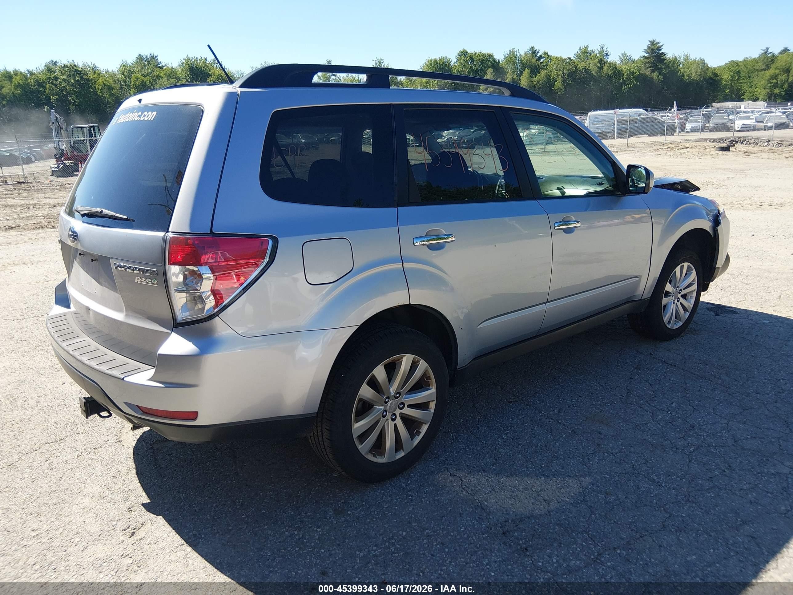 2012 Subaru Forester 2.5x Premium Silver vin: JF2SHADC8CH450627