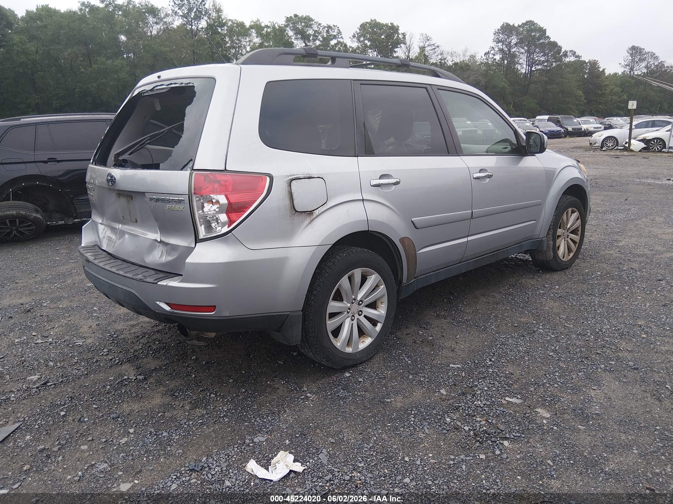 2013 Subaru Forester 2.5x Premium Silver vin: JF2SHADC8DH432193