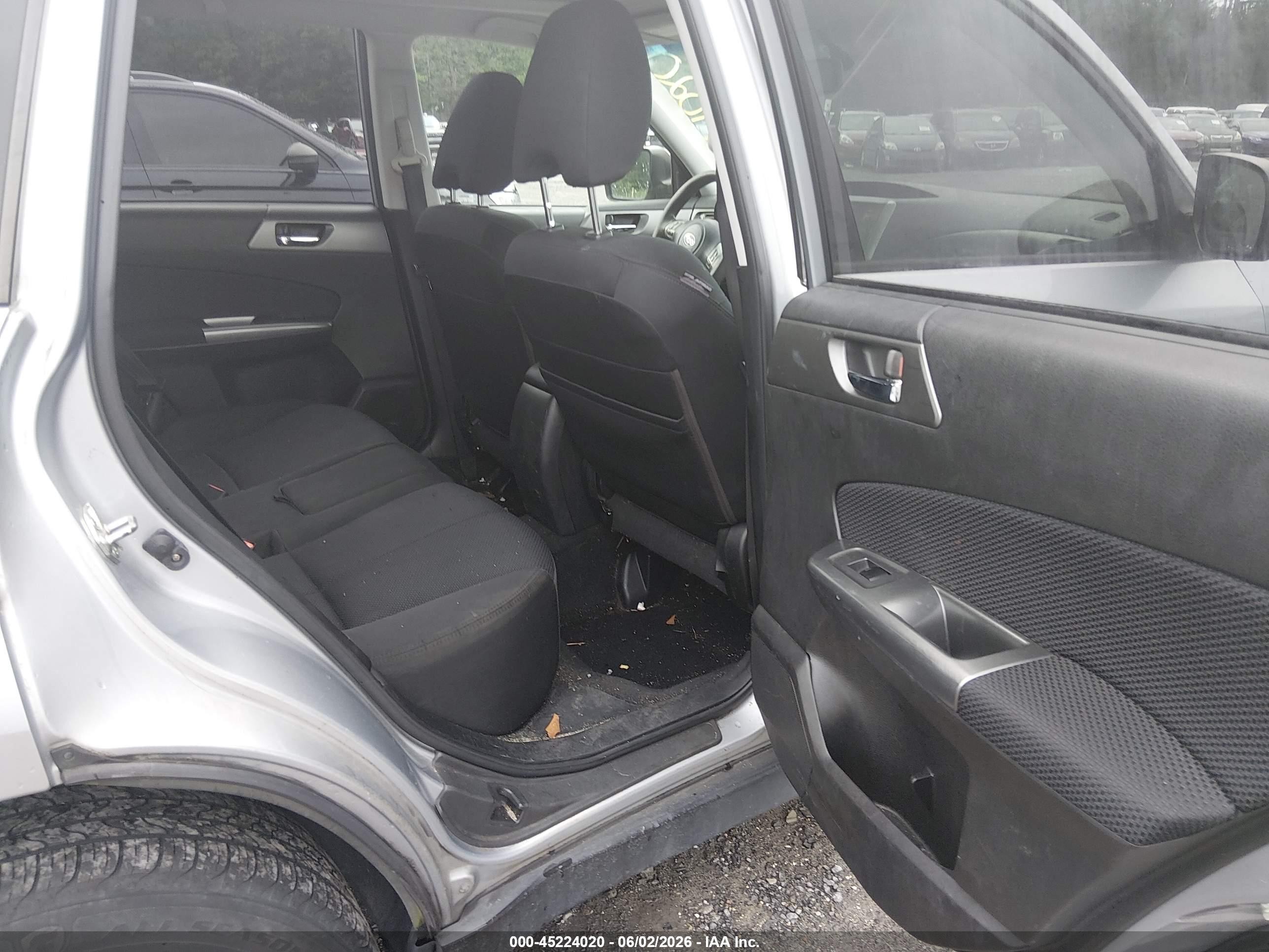 2013 Subaru Forester 2.5x Premium Silver vin: JF2SHADC8DH432193