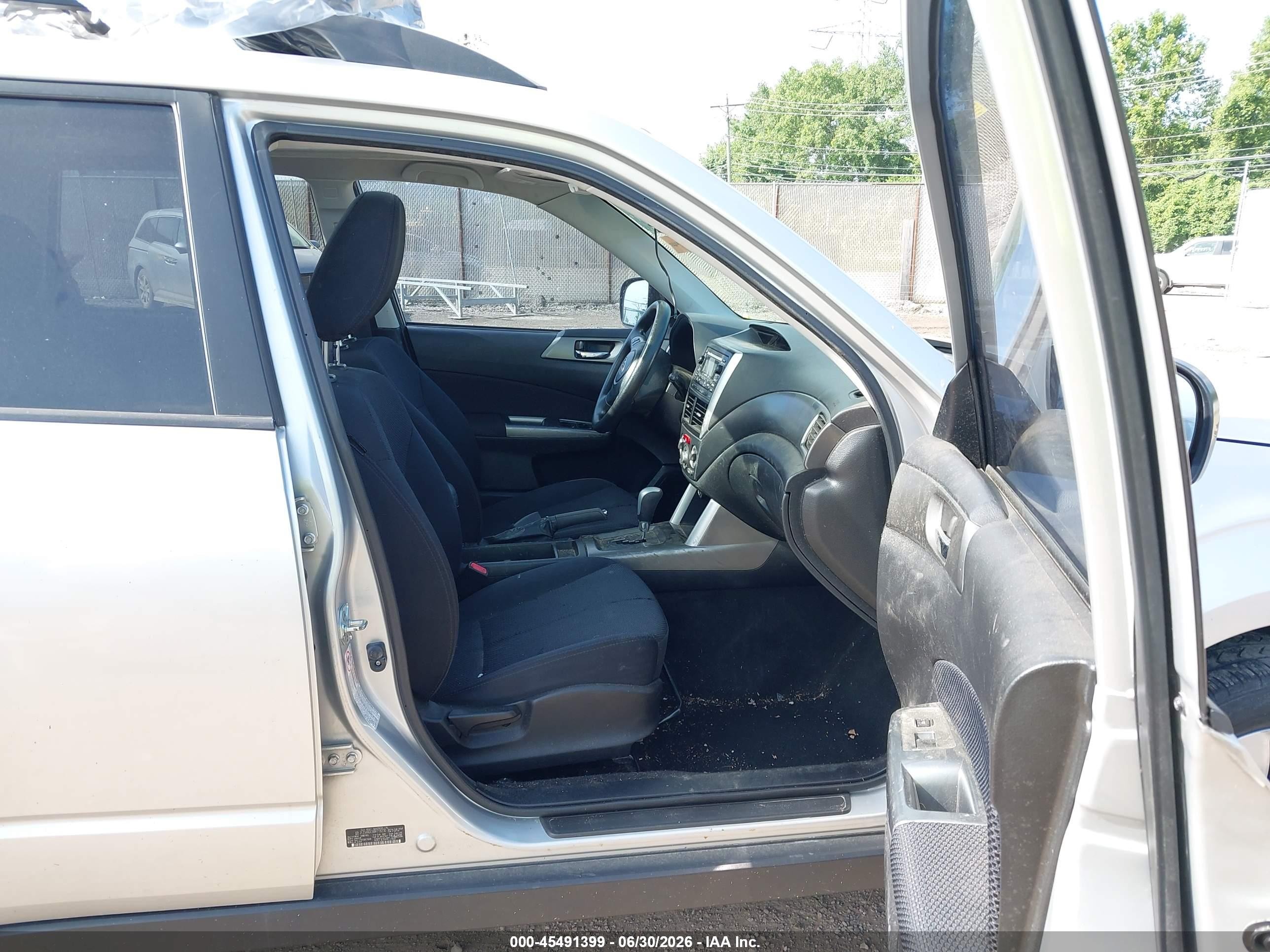 2011 Subaru Forester 2.5x Premium Silver vin: JF2SHADC9BH718230