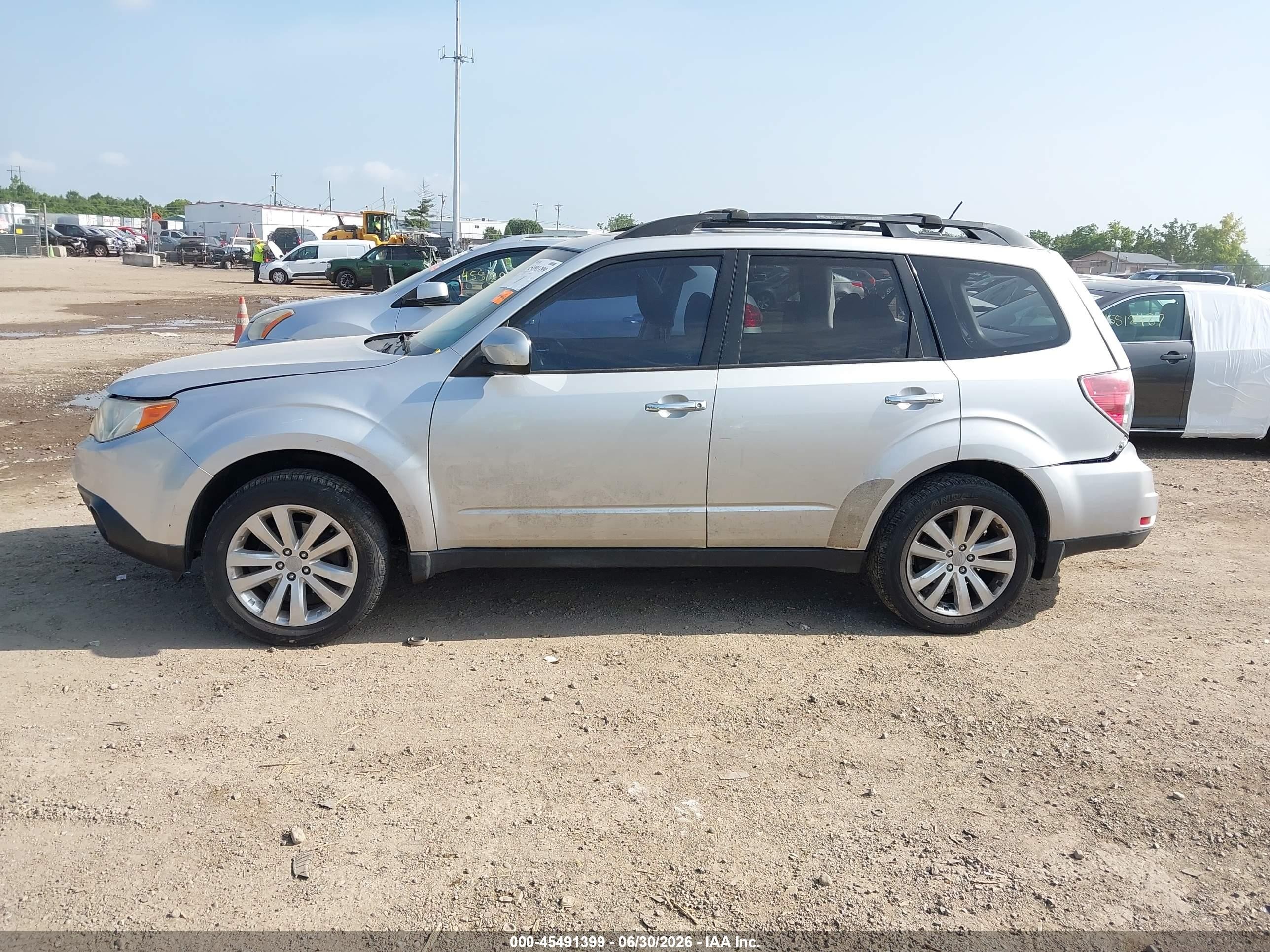 2011 Subaru Forester 2.5x Premium Silver vin: JF2SHADC9BH718230