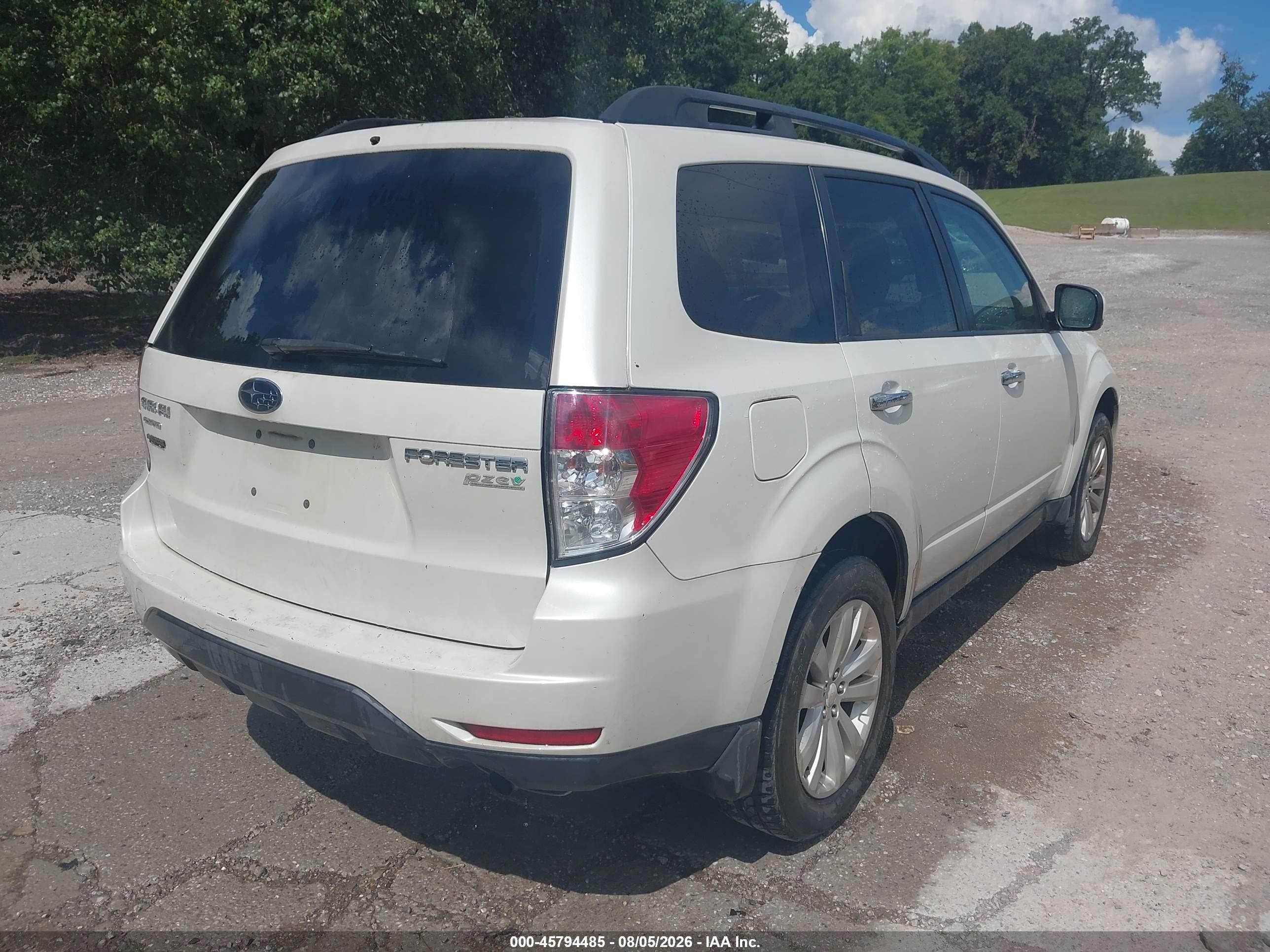 2013 Subaru Forester 2.5x Premium White vin: JF2SHADC9DH445468