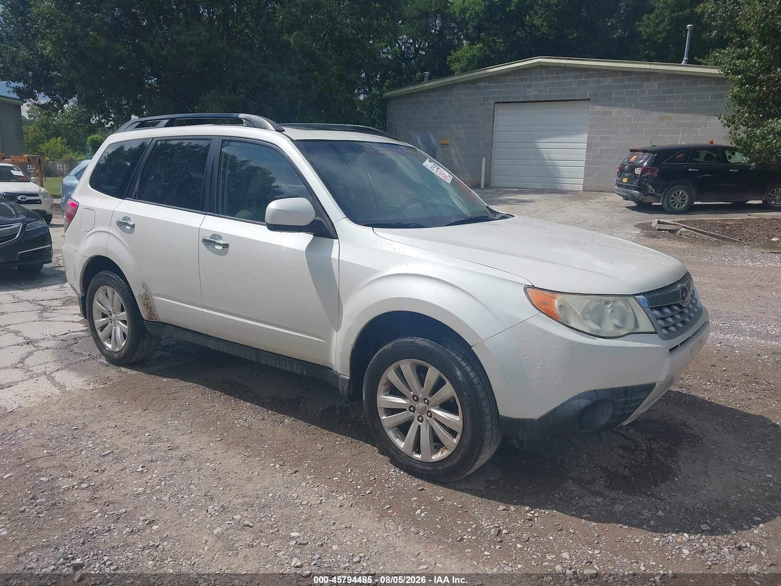 2013 Subaru Forester 2.5x Premium White vin: JF2SHADC9DH445468
