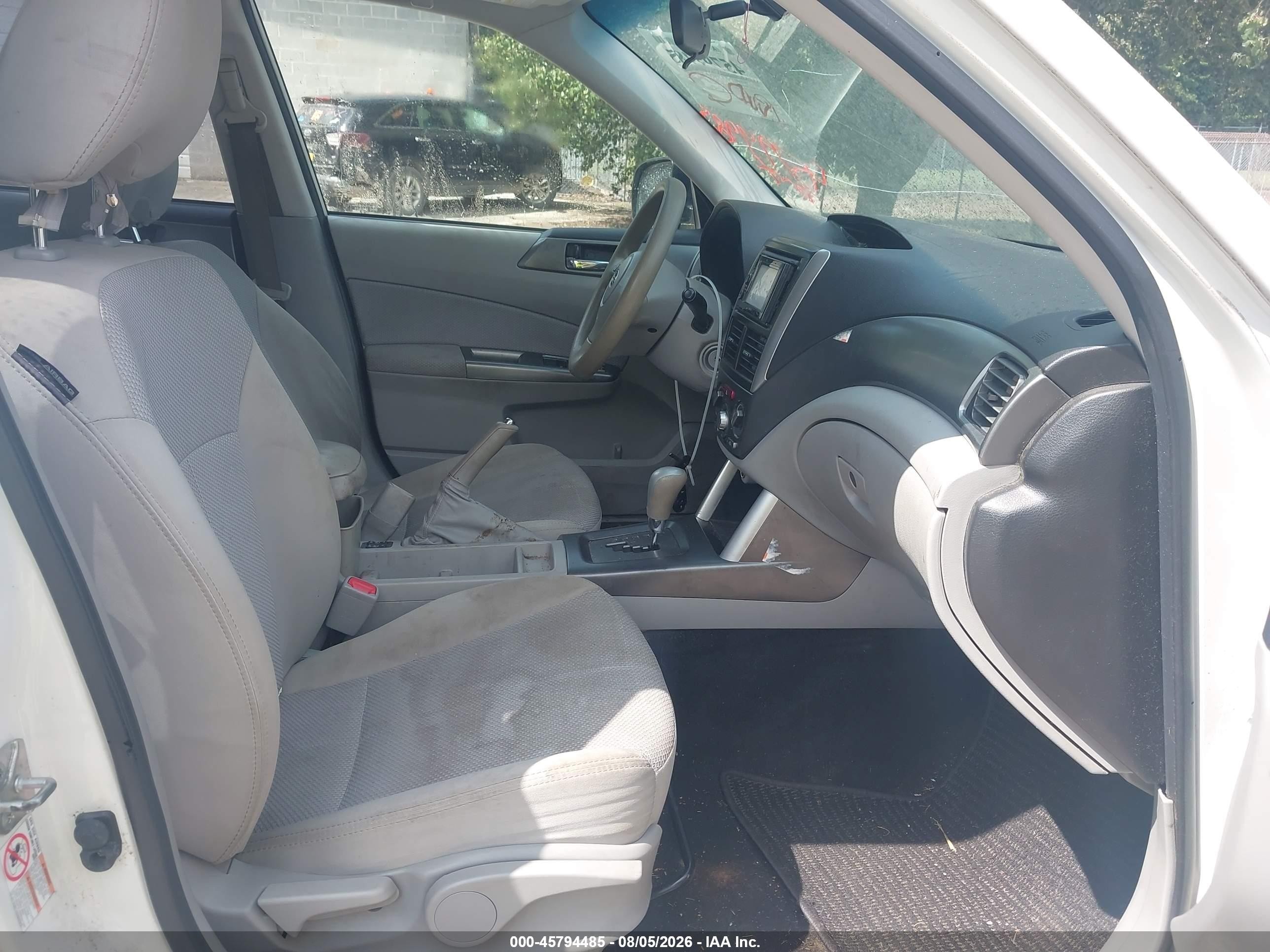2013 Subaru Forester 2.5x Premium White vin: JF2SHADC9DH445468