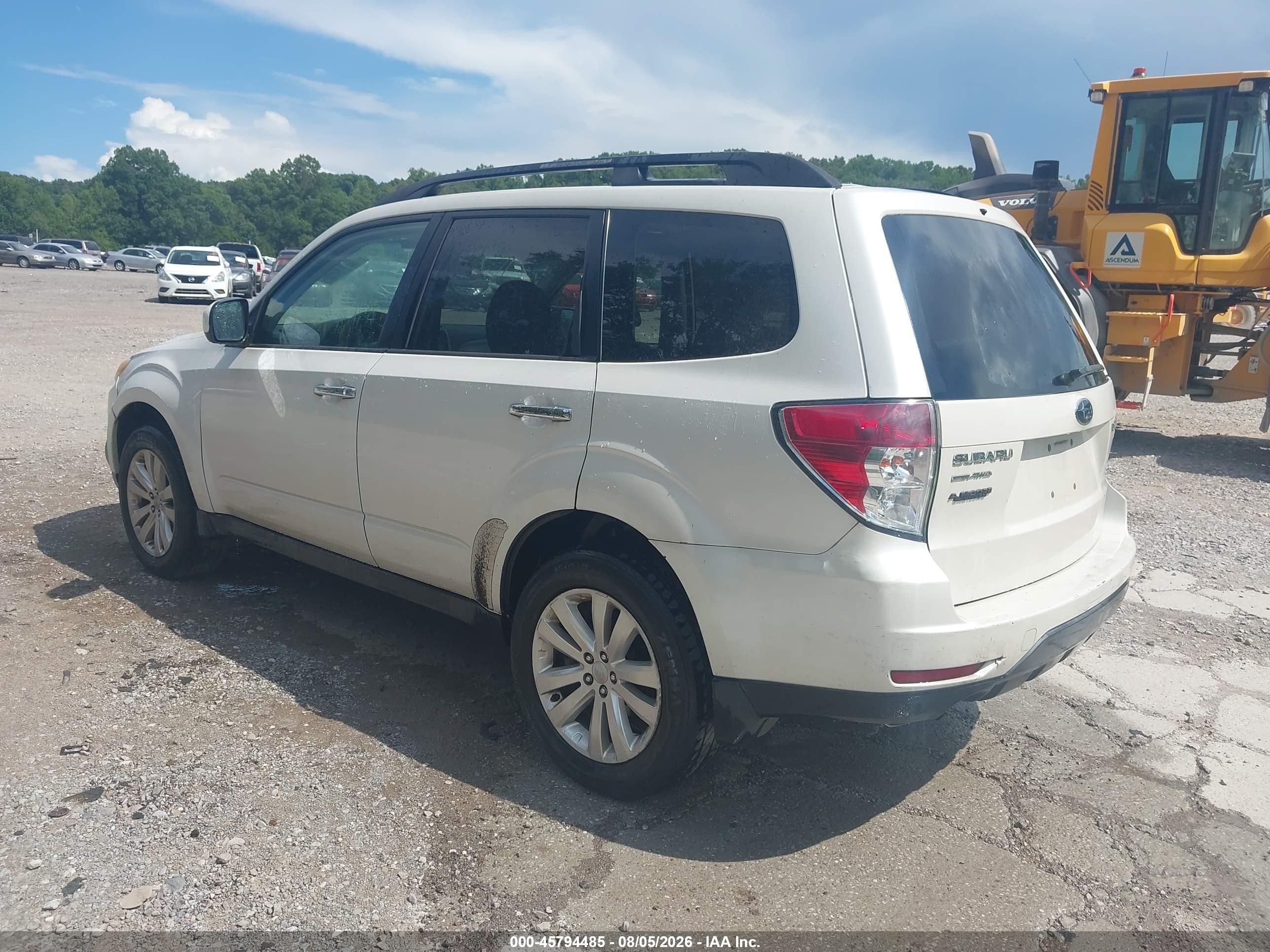 2013 Subaru Forester 2.5x Premium White vin: JF2SHADC9DH445468