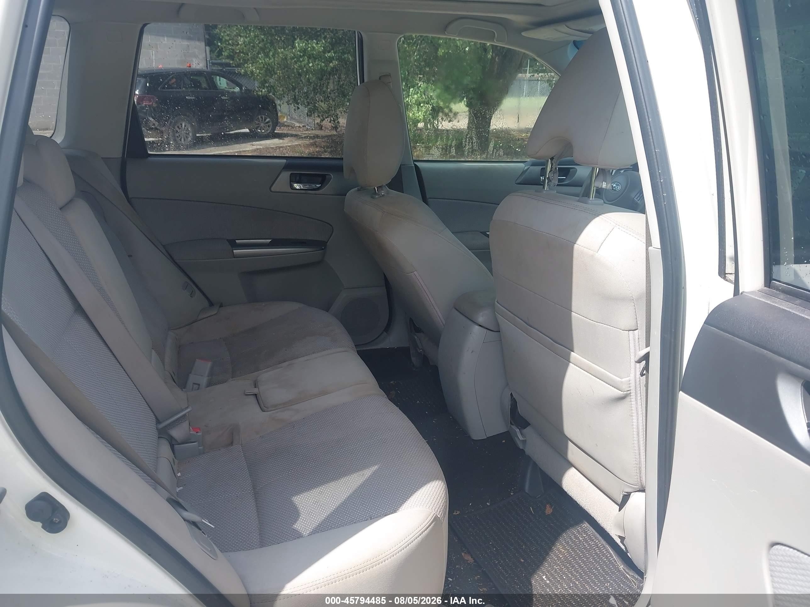 2013 Subaru Forester 2.5x Premium White vin: JF2SHADC9DH445468