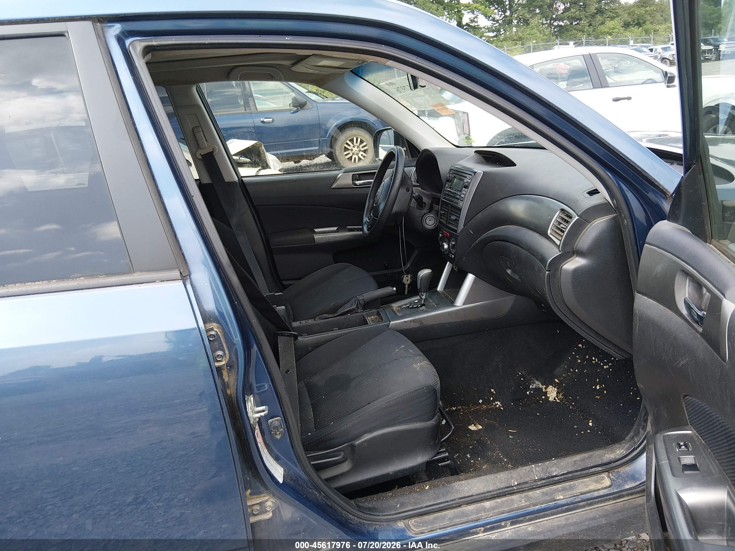 2011 Subaru Forester 2.5x Premium Blue vin: JF2SHADCXBH764178