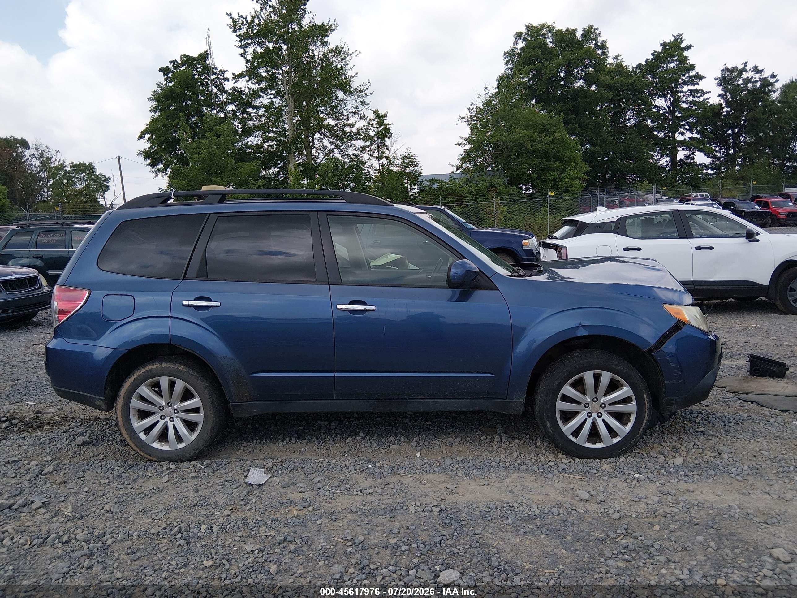 2011 Subaru Forester 2.5x Premium Blue vin: JF2SHADCXBH764178