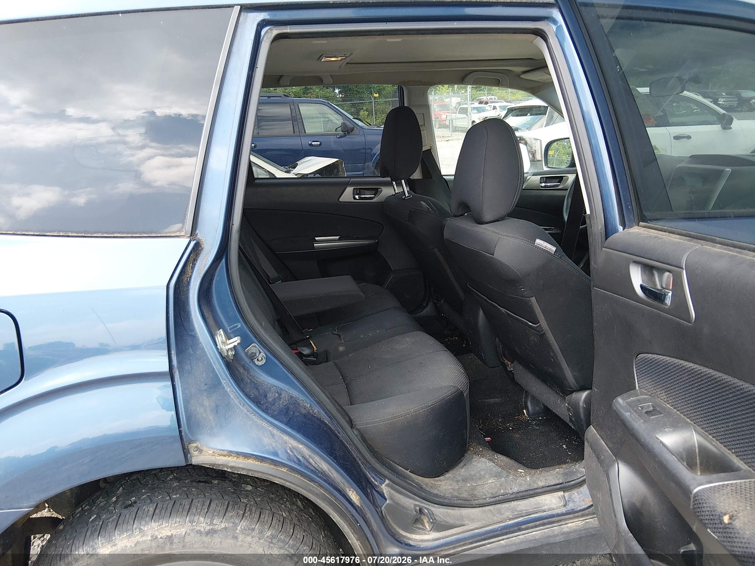 2011 Subaru Forester 2.5x Premium Blue vin: JF2SHADCXBH764178