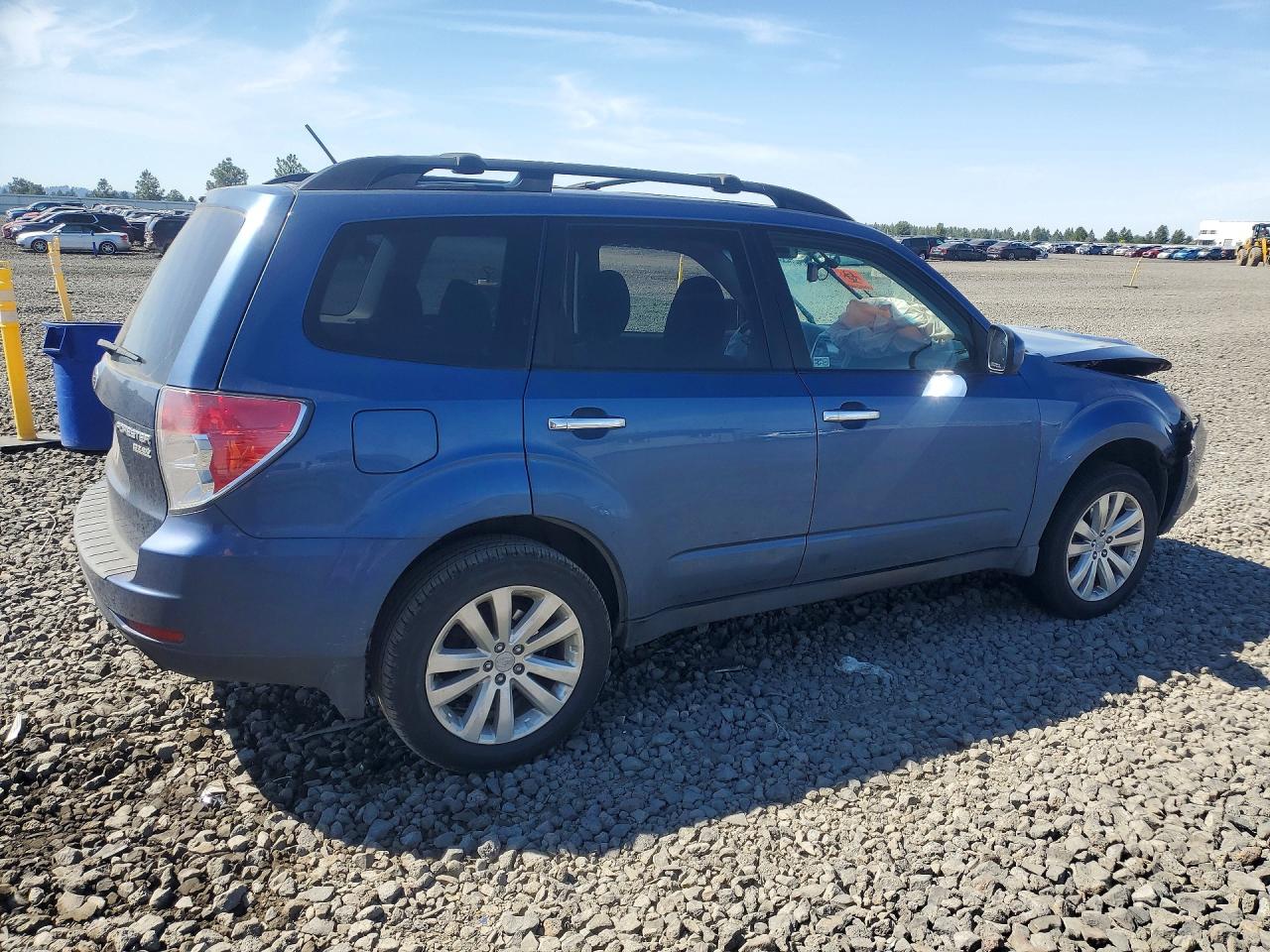 2012 Subaru Forester 2.5x Premium Blue vin: JF2SHADCXCH418147
