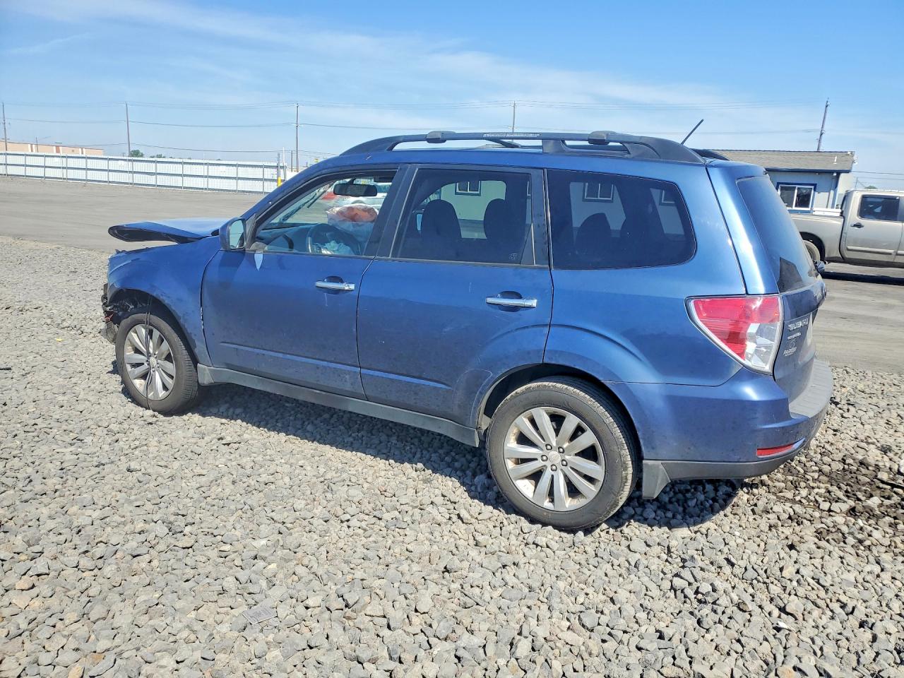 2012 Subaru Forester 2.5x Premium Blue vin: JF2SHADCXCH418147