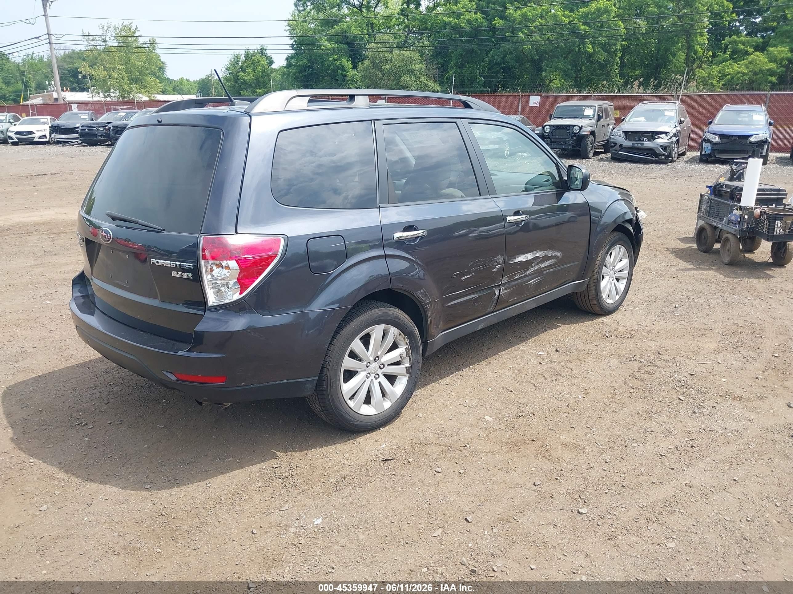 2012 Subaru Forester 2.5x Premium Gray vin: JF2SHADCXCH424580