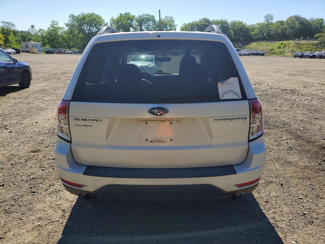 2012 Subaru Forester 2.5x Premium White vin: JF2SHADCXCH429262