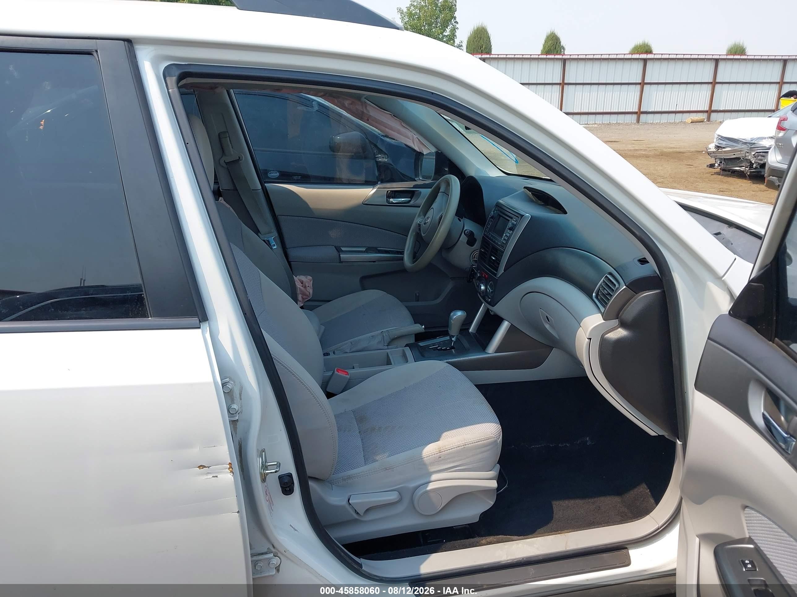 2013 Subaru Forester 2.5x Premium White vin: JF2SHADCXDH424645