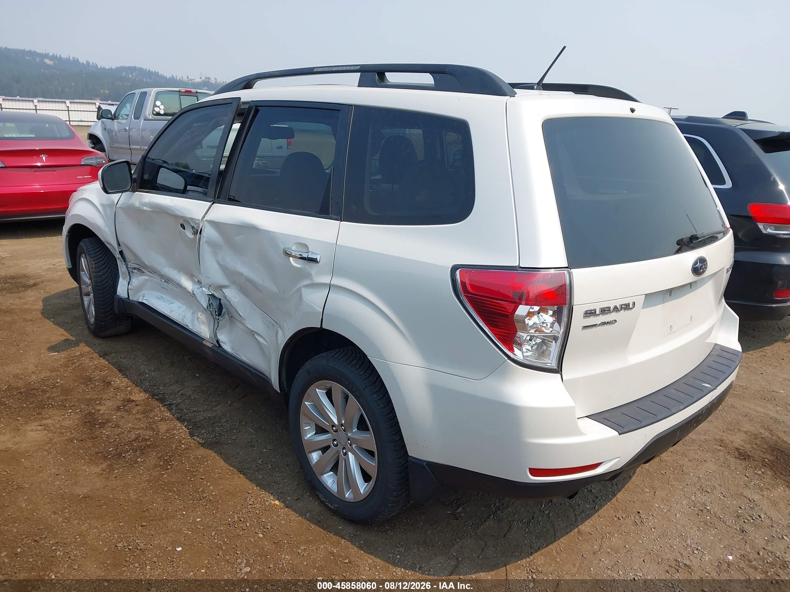 2013 Subaru Forester 2.5x Premium White vin: JF2SHADCXDH424645