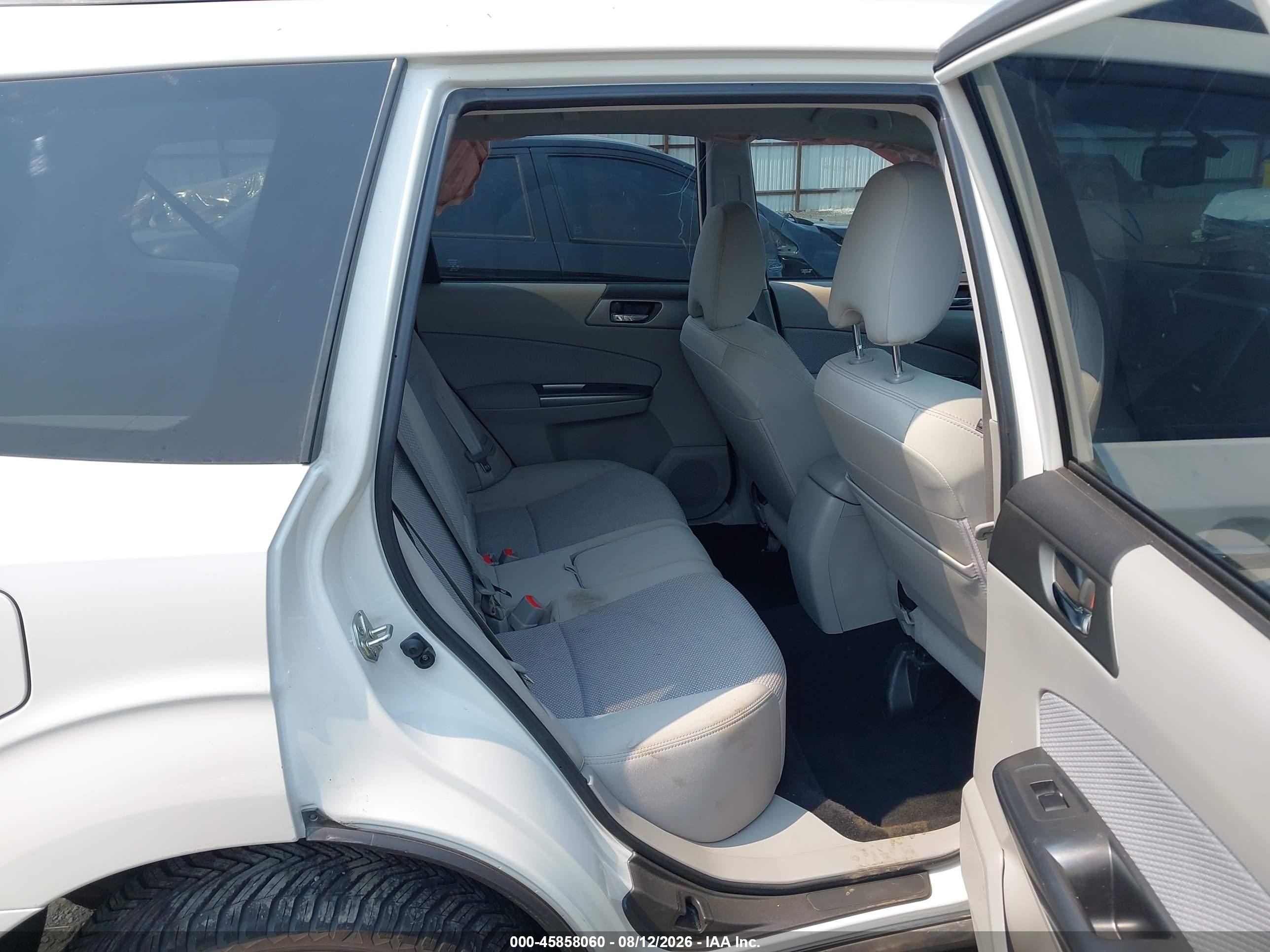 2013 Subaru Forester 2.5x Premium White vin: JF2SHADCXDH424645