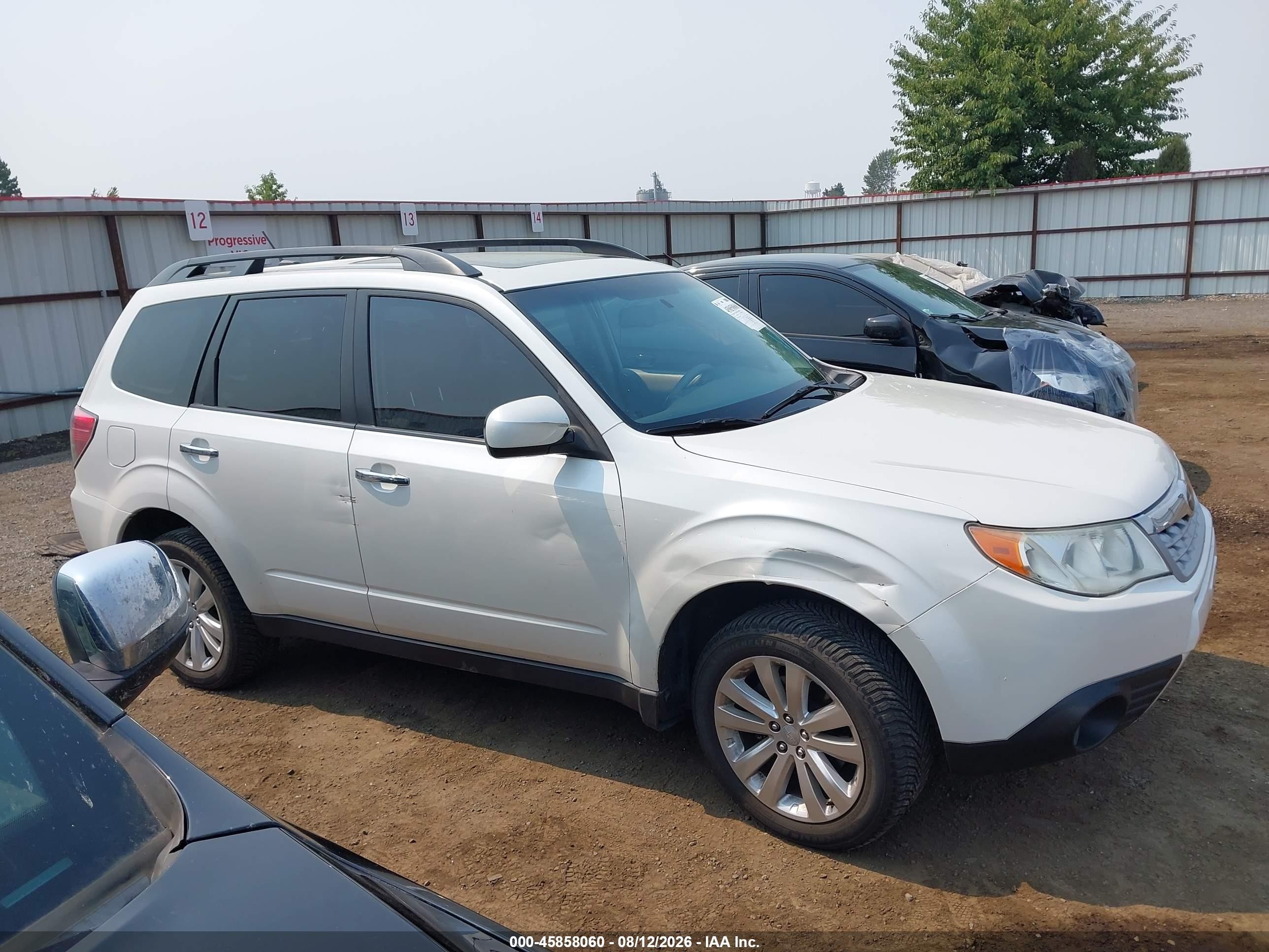 2013 Subaru Forester 2.5x Premium White vin: JF2SHADCXDH424645