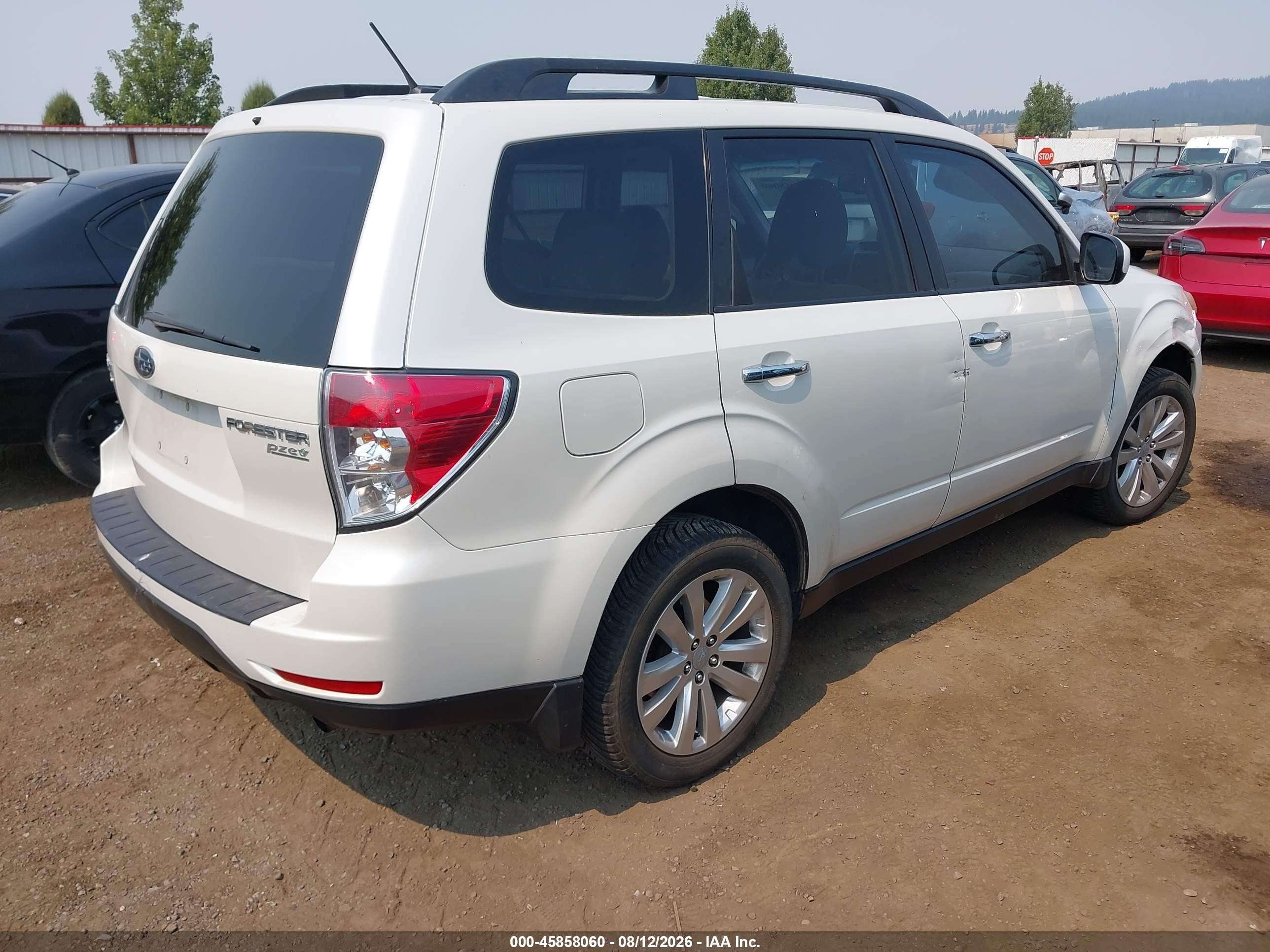 2013 Subaru Forester 2.5x Premium White vin: JF2SHADCXDH424645