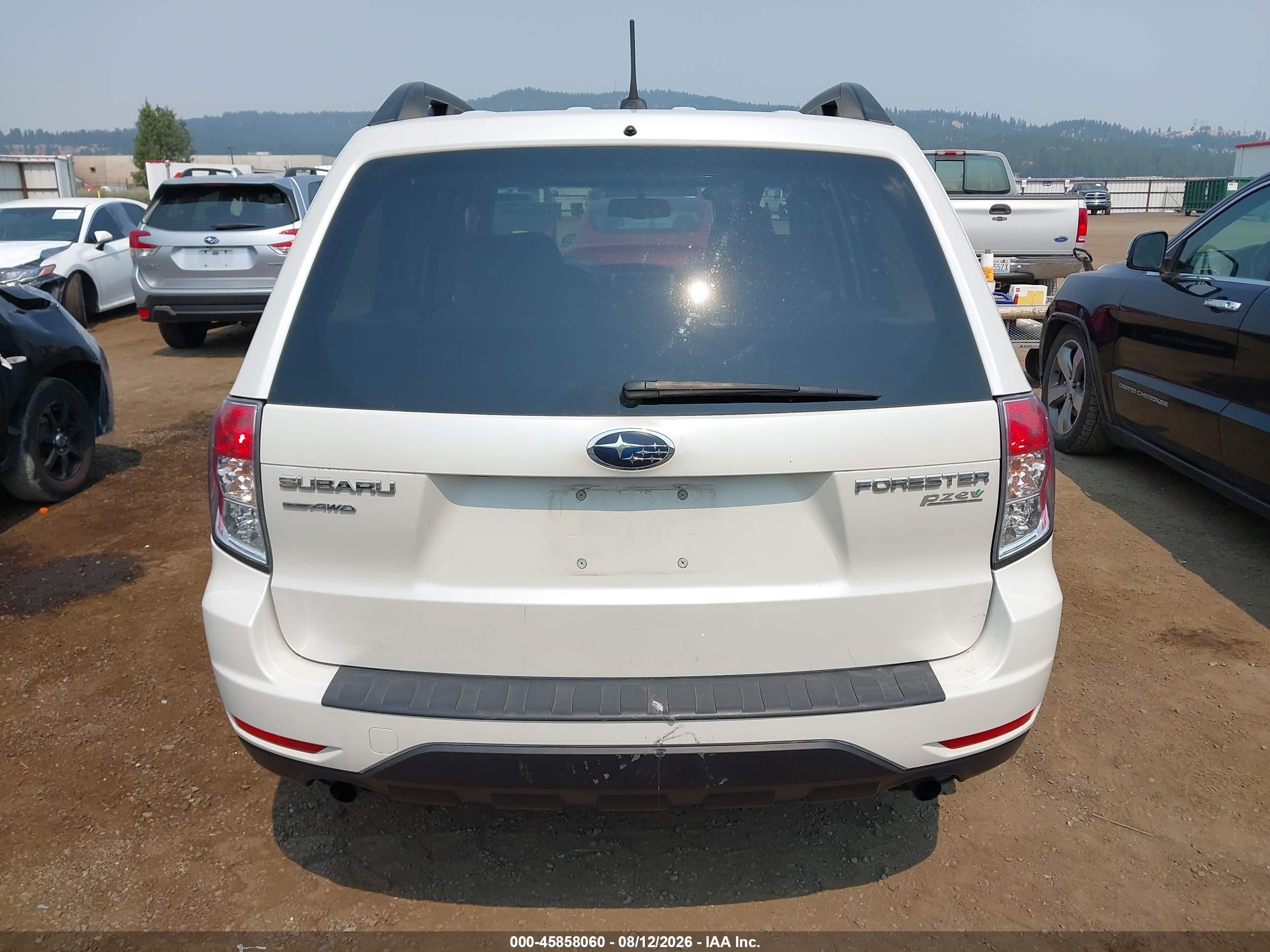2013 Subaru Forester 2.5x Premium White vin: JF2SHADCXDH424645