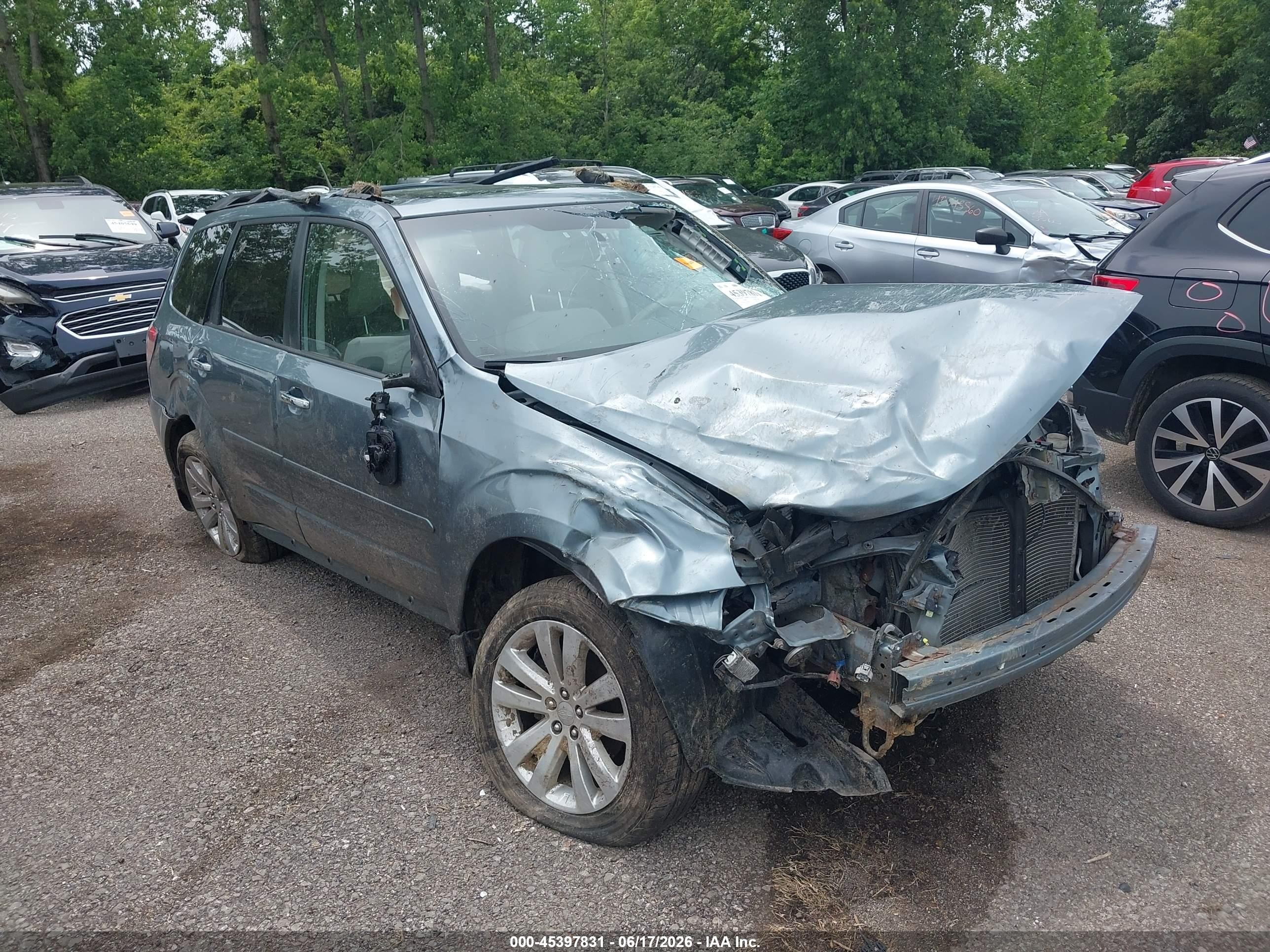 2013 Subaru Forester 2.5x Premium Blue vin: JF2SHADCXDH425794